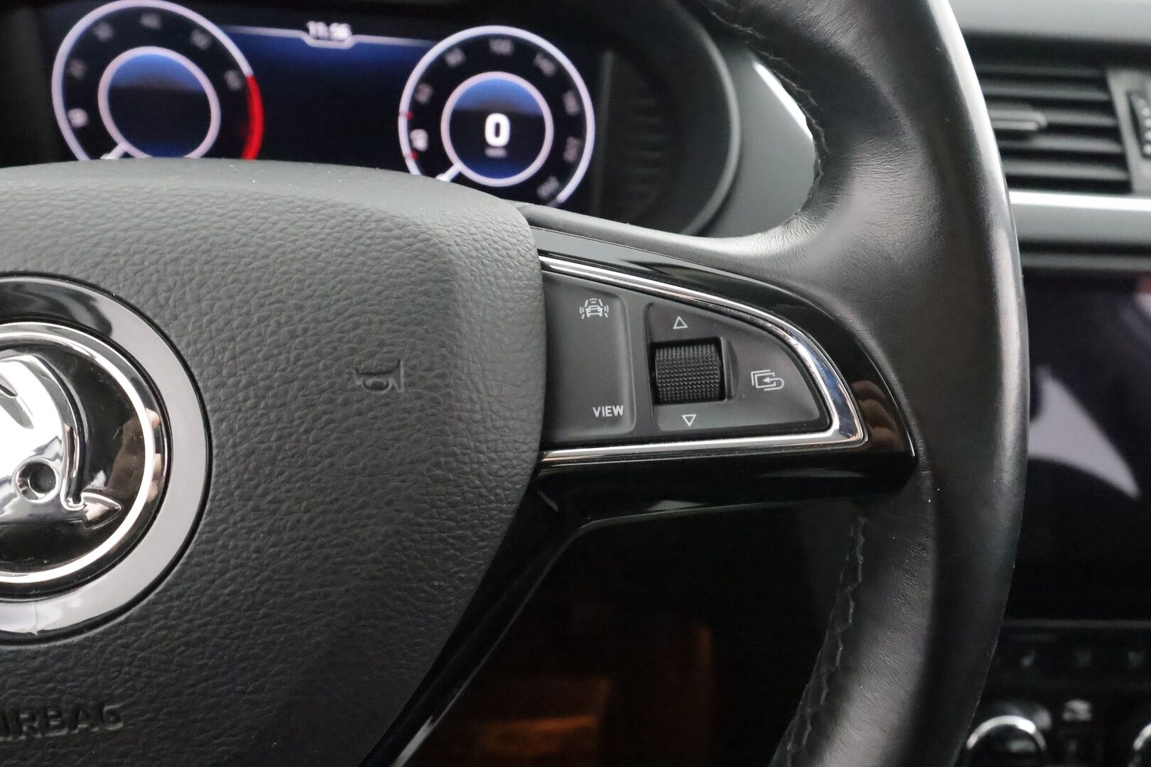 Skoda Octavia 2019 Combi 1,5 TSI Style DSG * ACC / P.kamera / Canton / Webasto / Navi / Digimittaristo / Koukku / Puolinahat / Ratinlämmitin * - Kahdet renkaat aluvanteilla