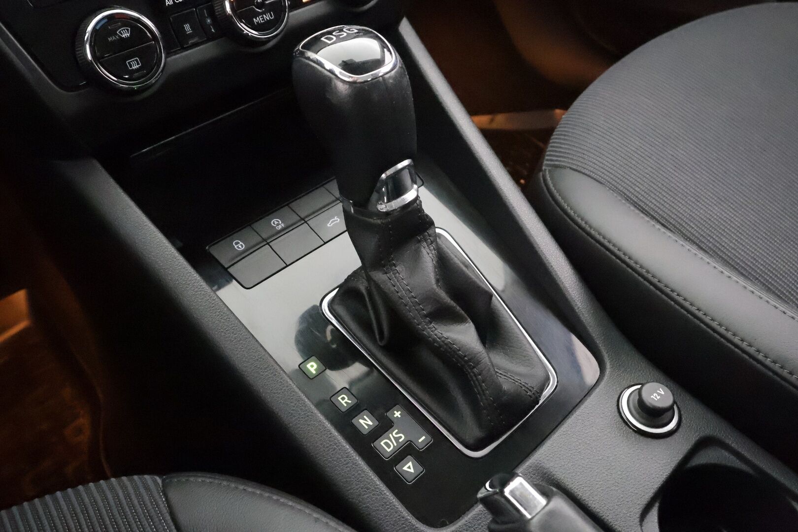 Skoda Octavia 2019 Combi 1,5 TSI Style DSG * ACC / P.kamera / Canton / Webasto / Navi / Digimittaristo / Koukku / Puolinahat / Ratinlämmitin * - Kahdet renkaat aluvanteilla