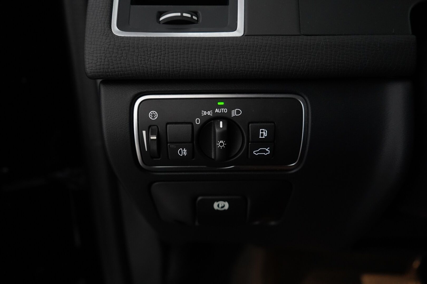 Volvo XC60 2017 D4 AWD Classic Summum aut * ACC / Webasto / Vetokoukku / Muistipenkki / VOC / Blis / Navigointi / Nahkasisusta * - Uudet kesärenkaat / Säännöllinen huoltohistoria / Hyvin varusteltu / Ei AdBlueta