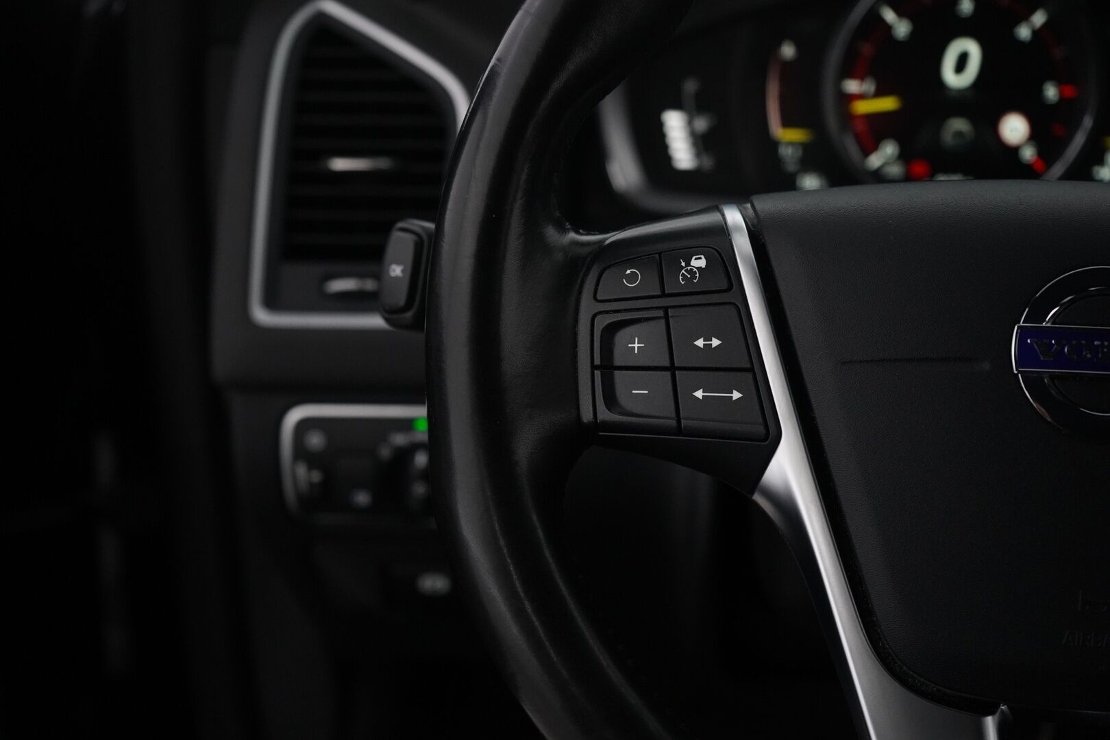 Volvo XC60 2017 D4 AWD Classic Summum aut * ACC / Webasto / Vetokoukku / Muistipenkki / VOC / Blis / Navigointi / Nahkasisusta * - Uudet kesärenkaat / Säännöllinen huoltohistoria / Hyvin varusteltu / Ei AdBlueta