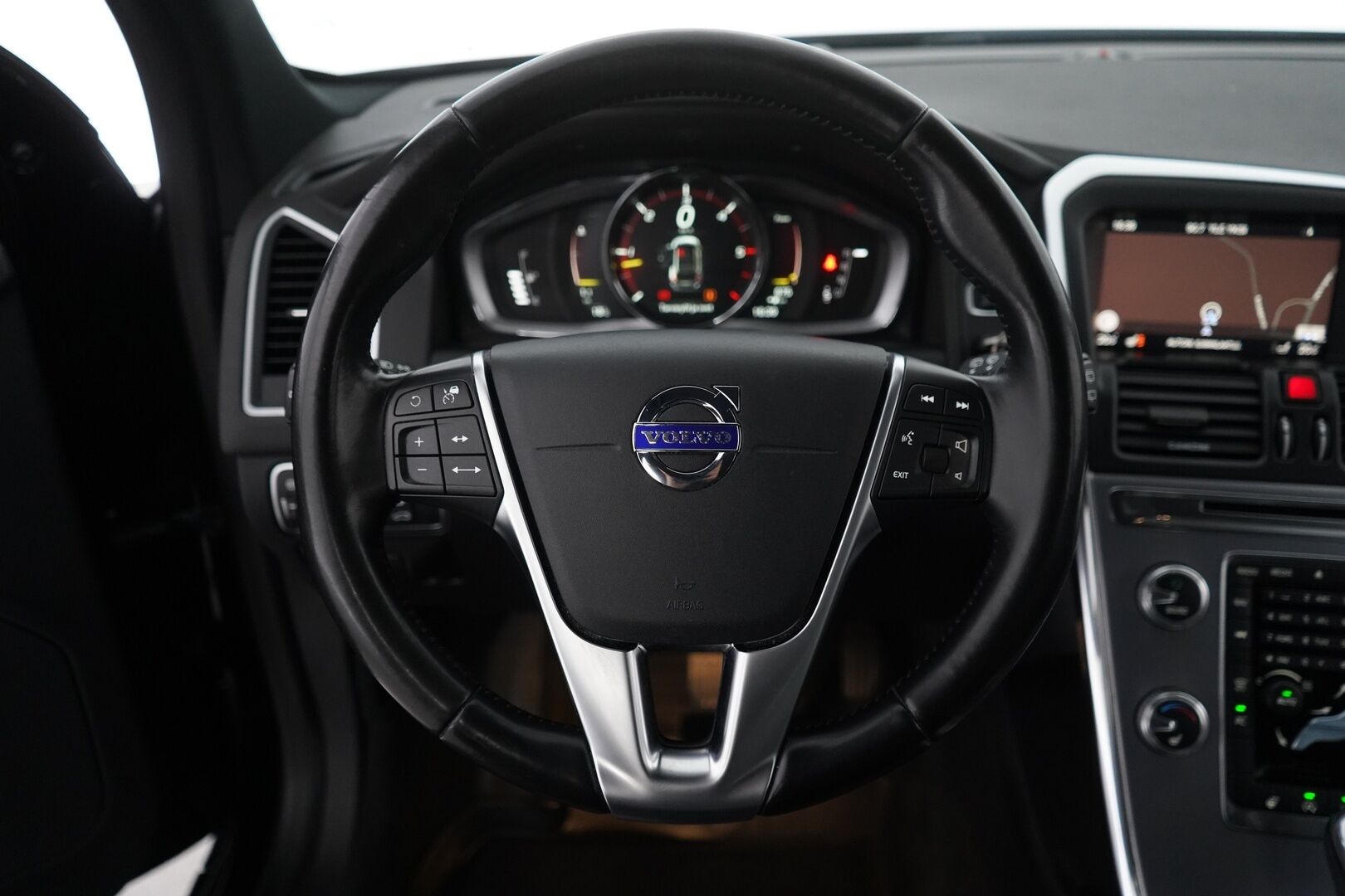 Volvo XC60 2017 D4 AWD Classic Summum aut * ACC / Webasto / Vetokoukku / Muistipenkki / VOC / Blis / Navigointi / Nahkasisusta * - Uudet kesärenkaat / Säännöllinen huoltohistoria / Hyvin varusteltu / Ei AdBlueta