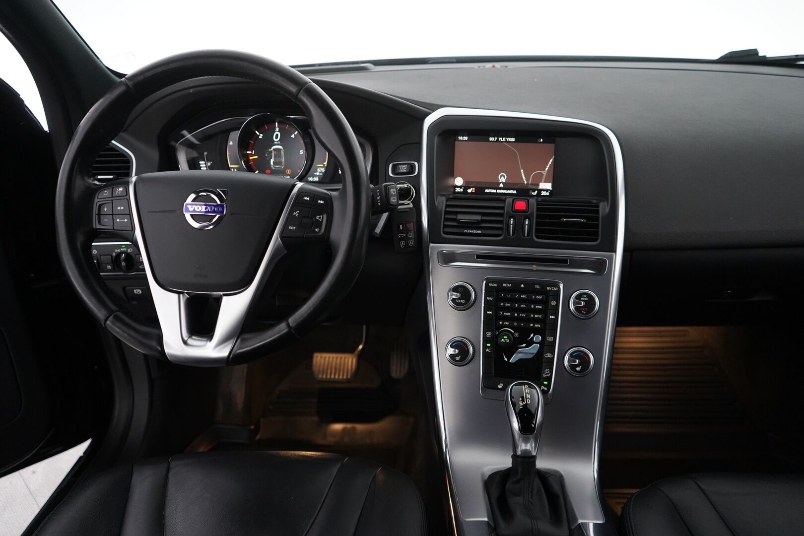 Volvo XC60 2017 D4 AWD Classic Summum aut * ACC / Webasto / Vetokoukku / Muistipenkki / VOC / Blis / Navigointi / Nahkasisusta * - Uudet kesärenkaat / Säännöllinen huoltohistoria / Hyvin varusteltu / Ei AdBlueta
