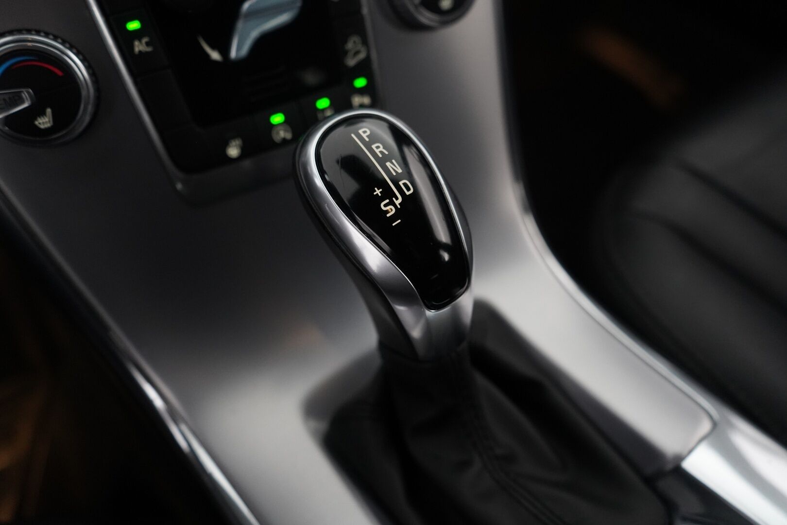 Volvo XC60 2017 D4 AWD Classic Summum aut * ACC / Webasto / Vetokoukku / Muistipenkki / VOC / Blis / Navigointi / Nahkasisusta * - Uudet kesärenkaat / Säännöllinen huoltohistoria / Hyvin varusteltu / Ei AdBlueta