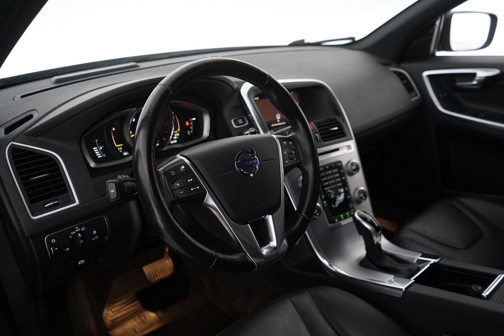 Volvo XC60 2017 D4 AWD Classic Summum aut * ACC / Webasto / Vetokoukku / Muistipenkki / VOC / Blis / Navigointi / Nahkasisusta * - Uudet kesärenkaat / Säännöllinen huoltohistoria / Hyvin varusteltu / Ei AdBlueta