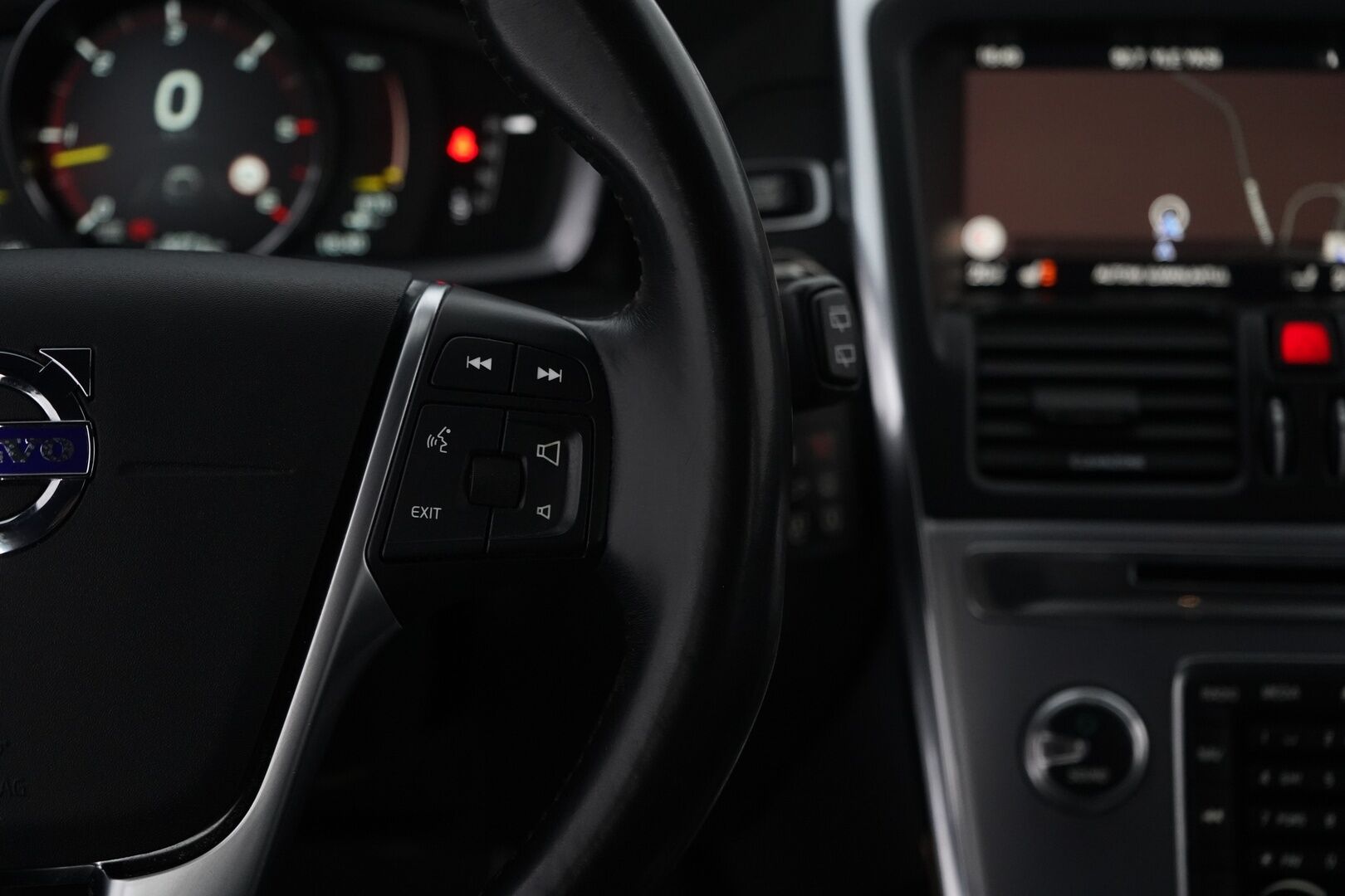 Volvo XC60 2017 D4 AWD Classic Summum aut * ACC / Webasto / Vetokoukku / Muistipenkki / VOC / Blis / Navigointi / Nahkasisusta * - Uudet kesärenkaat / Säännöllinen huoltohistoria / Hyvin varusteltu / Ei AdBlueta