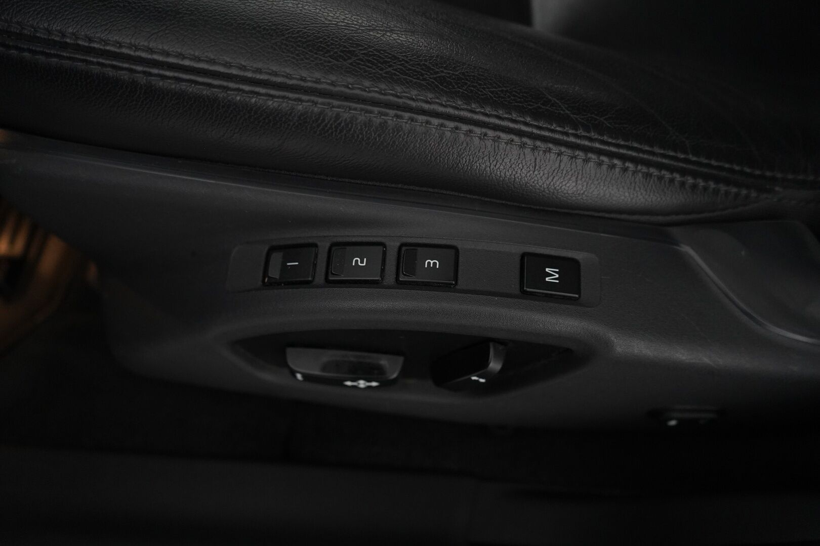 Volvo XC60 2017 D4 AWD Classic Summum aut * ACC / Webasto / Vetokoukku / Muistipenkki / VOC / Blis / Navigointi / Nahkasisusta * - Uudet kesärenkaat / Säännöllinen huoltohistoria / Hyvin varusteltu / Ei AdBlueta