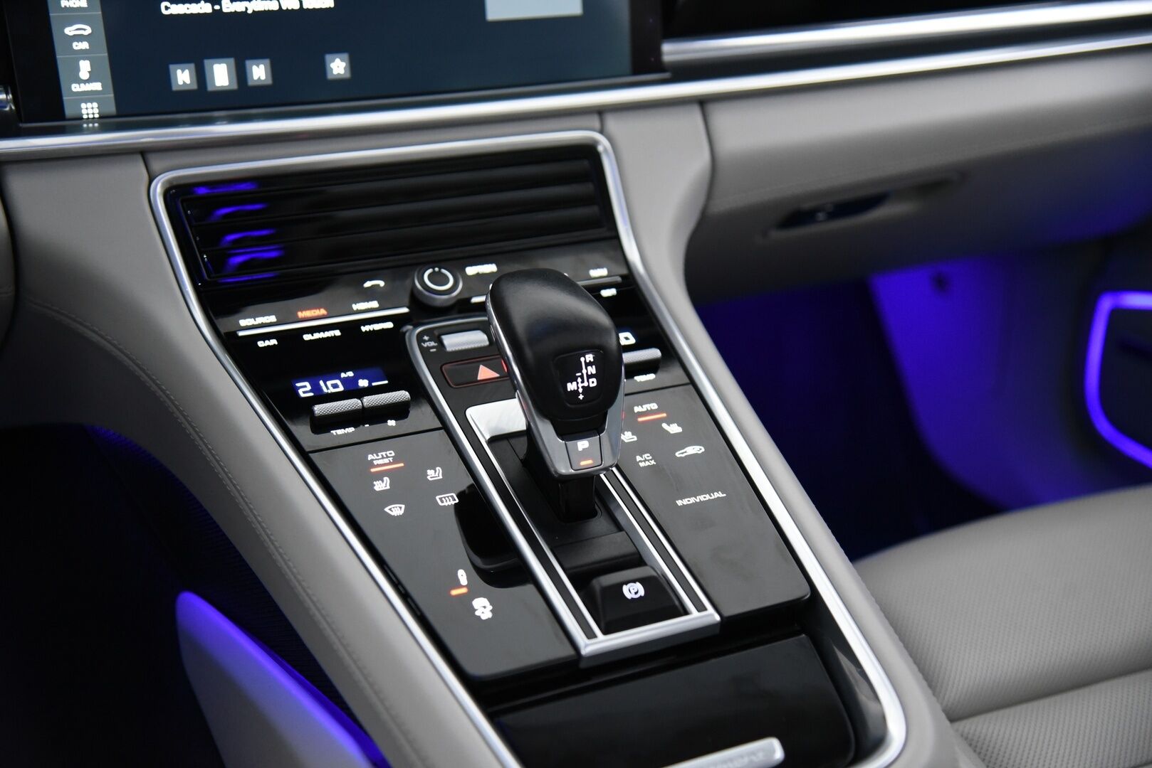 Porsche Panamera 2018 4 E-Hybrid / Huippuvarusteet / ACC / Sport-putk. / BOSE / Crayon nahat / Panorama / Matrix PDLS+ / Imuovet / 14-penk. / - / Upea kokonaisuus / Todella siisti / Merkkihuollettu / Ilmastoidut etuistuimet hieronnalla! / 360-kam. /