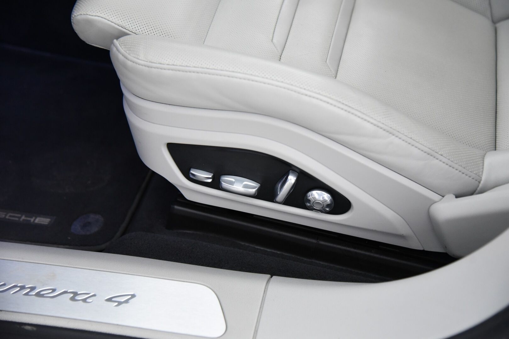 Porsche Panamera 2018 4 E-Hybrid / Huippuvarusteet / ACC / Sport-putk. / BOSE / Crayon nahat / Panorama / Matrix PDLS+ / Imuovet / 14-penk. / - / Upea kokonaisuus / Todella siisti / Merkkihuollettu / Ilmastoidut etuistuimet hieronnalla! / 360-kam. /