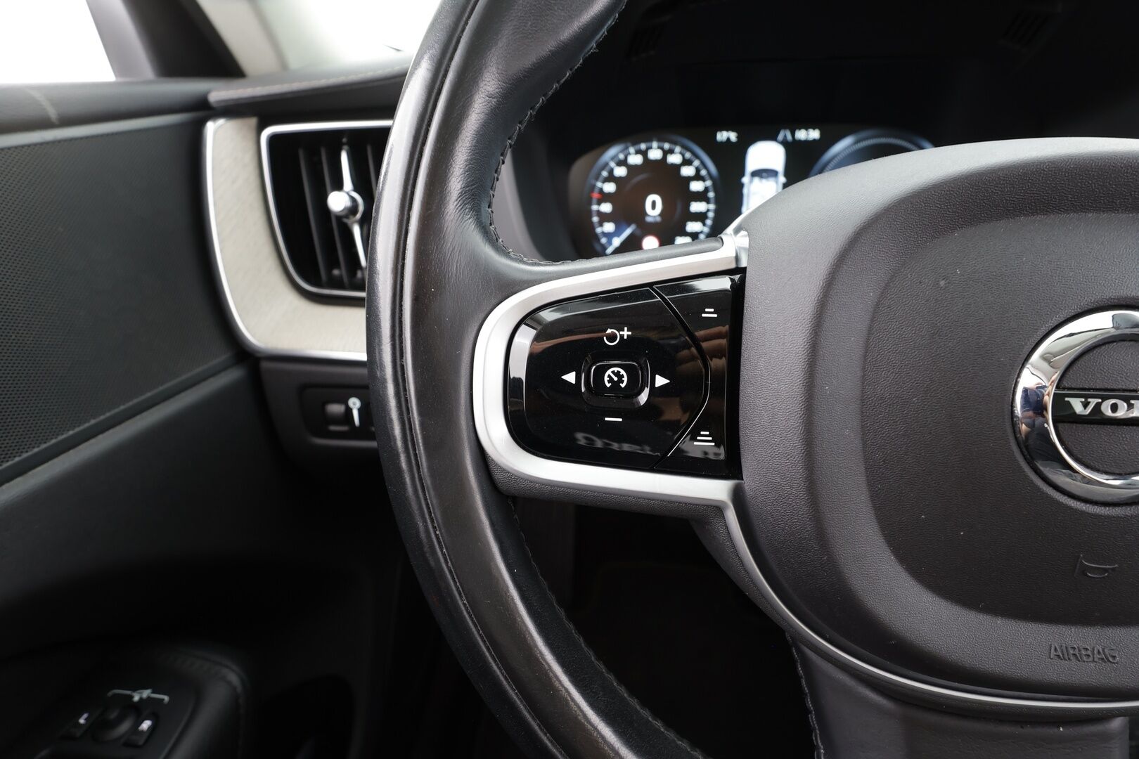 Volvo XC60 2021 T6 TwE AWD Business Inscription aut. - | ACC | Webasto | LED | Panorama | High performance audio | Muistipenkki | Keyless | Apple&Android | 1.Om Suomi-auto | Kahdet Renkaat |