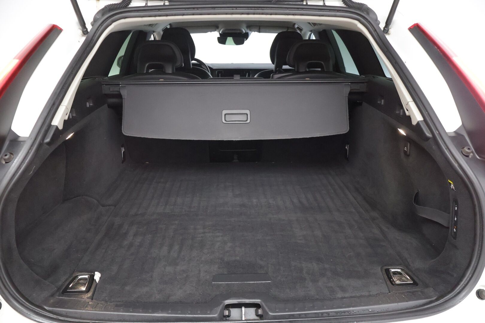 Volvo V90 2017 D3 Business YritysOutlet - Myydään vain yrityksille * Pilot Assist / Webasto / Vetokoukku / Ratin lämmitys * - 2x renkaat / Hihna vaihdettu 350tkm kohdalla / Ei AdBlueta!