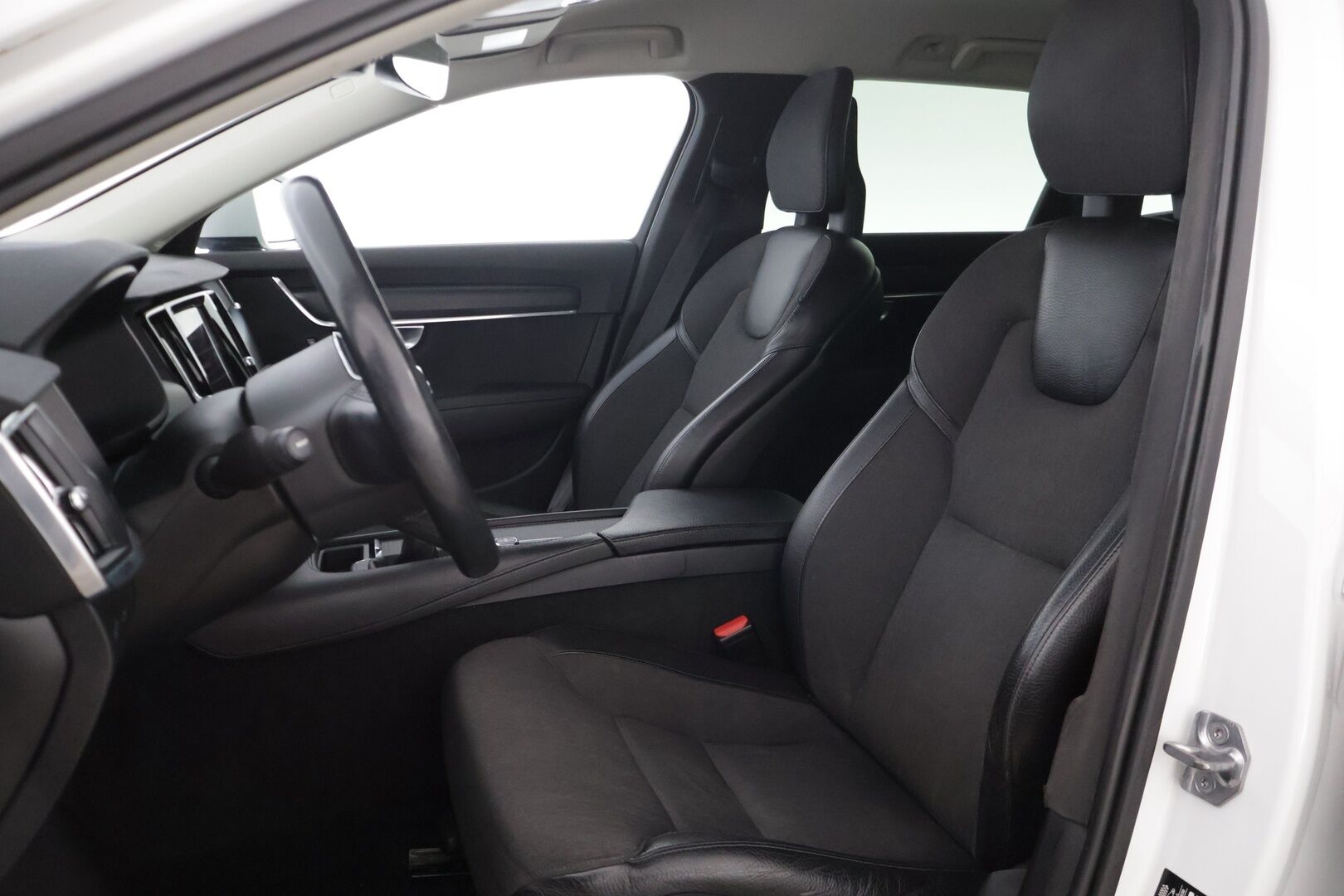 Volvo V90 2017 D3 Business YritysOutlet - Myydään vain yrityksille * Pilot Assist / Webasto / Vetokoukku / Ratin lämmitys * - 2x renkaat / Hihna vaihdettu 350tkm kohdalla / Ei AdBlueta!