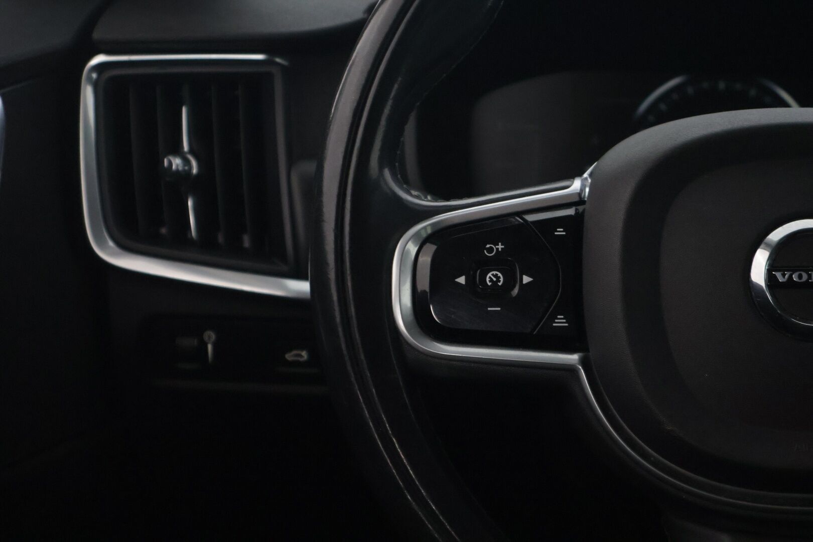 Volvo V90 2017 D3 Business YritysOutlet - Myydään vain yrityksille * Pilot Assist / Webasto / Vetokoukku / Ratin lämmitys * - 2x renkaat / Hihna vaihdettu 350tkm kohdalla / Ei AdBlueta!