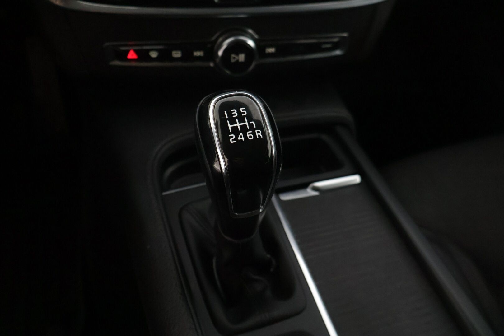 Volvo V90 2017 D3 Business YritysOutlet - Myydään vain yrityksille * Pilot Assist / Webasto / Vetokoukku / Ratin lämmitys * - 2x renkaat / Hihna vaihdettu 350tkm kohdalla / Ei AdBlueta!