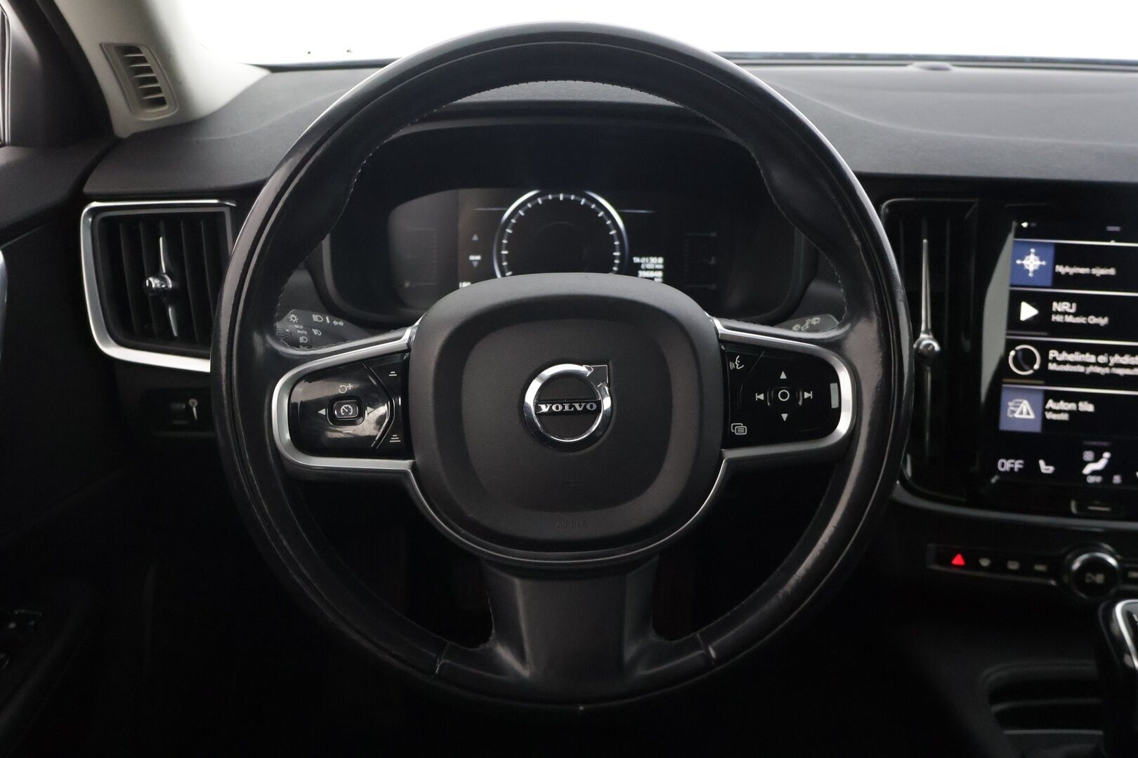 Volvo V90 2017 D3 Business YritysOutlet - Myydään vain yrityksille * Pilot Assist / Webasto / Vetokoukku / Ratin lämmitys * - 2x renkaat / Hihna vaihdettu 350tkm kohdalla / Ei AdBlueta!