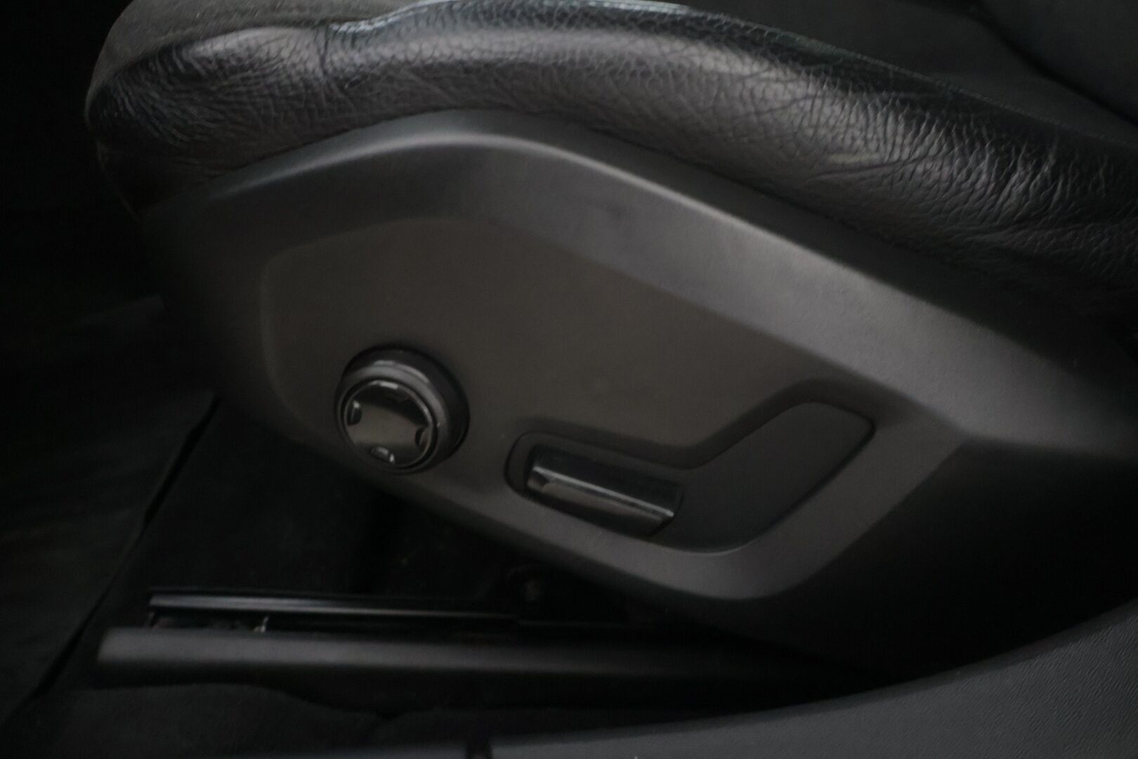 Volvo V90 2017 D3 Business YritysOutlet - Myydään vain yrityksille * Pilot Assist / Webasto / Vetokoukku / Ratin lämmitys * - 2x renkaat / Hihna vaihdettu 350tkm kohdalla / Ei AdBlueta!