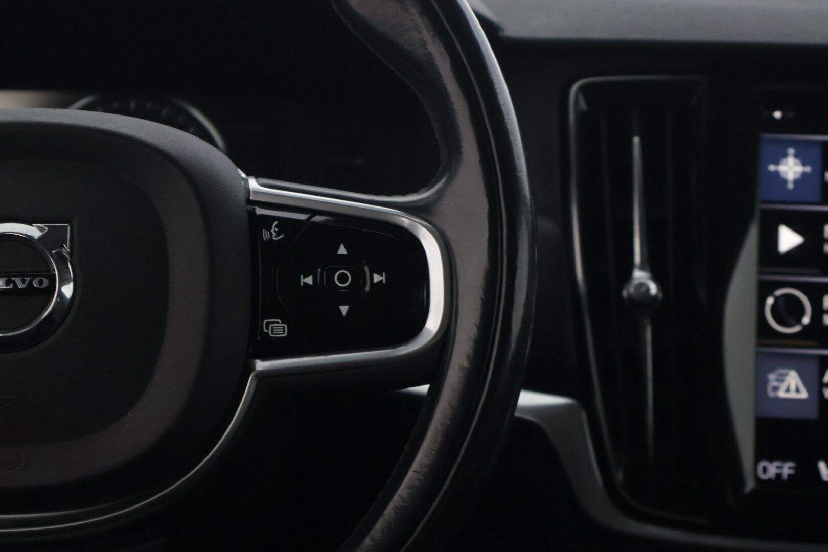 Volvo V90 2017 D3 Business YritysOutlet - Myydään vain yrityksille * Pilot Assist / Webasto / Vetokoukku / Ratin lämmitys * - 2x renkaat / Hihna vaihdettu 350tkm kohdalla / Ei AdBlueta!