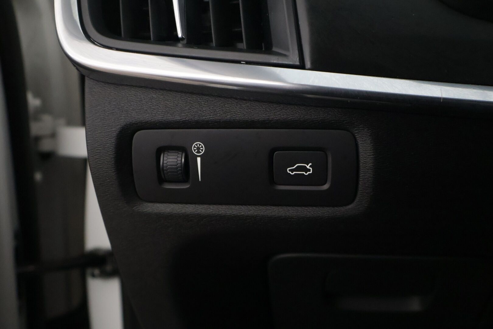 Volvo V90 2017 D3 Business YritysOutlet - Myydään vain yrityksille * Pilot Assist / Webasto / Vetokoukku / Ratin lämmitys * - 2x renkaat / Hihna vaihdettu 350tkm kohdalla / Ei AdBlueta!