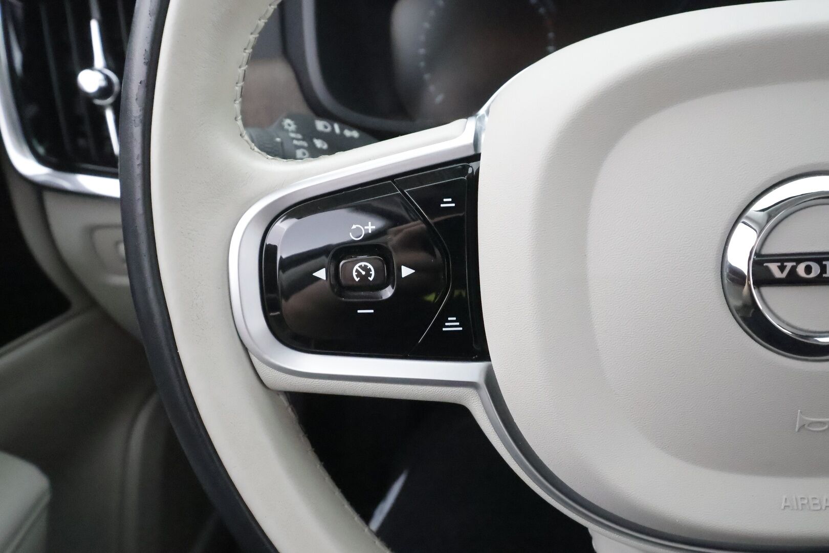 Volvo V90 2021 T6 TwE AWD Business Inscription aut - | ACC | Webasto | Koukku | H&K | Full-LED | Muistipenkit | BLIS | P.Kamera | Navi | Sporttinahat | Keyless | Ratinlämmitin | Suomi-auto | Kahdet renkaat aluvanteilla | Merkkihuollettu | 
