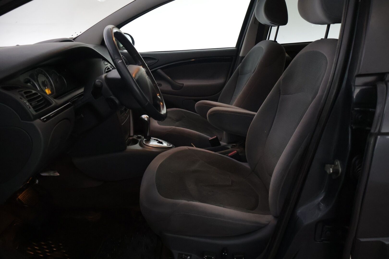 Citroen C5 2007 5D BREAK 2.0I AUTOMATIC YritysOutlet - Myydään vain yrityksille * Sähkösäätöinen penkki / Lohko + sisä / Säädettävä jousitus / Vakkari / Vetokoukku * - Tämä auto myydään YritysOutlet -valikoimasta vain yritykselle / Suomi-auto / Kahdet renkaat alumiinivanteilla!