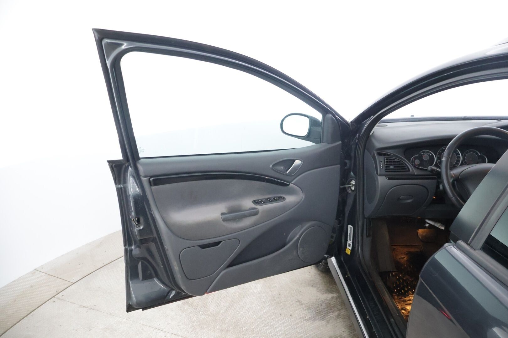 Citroen C5 2007 5D BREAK 2.0I AUTOMATIC YritysOutlet - Myydään vain yrityksille * Sähkösäätöinen penkki / Lohko + sisä / Säädettävä jousitus / Vakkari / Vetokoukku * - Tämä auto myydään YritysOutlet -valikoimasta vain yritykselle / Suomi-auto / Kahdet renkaat alumiinivanteilla!