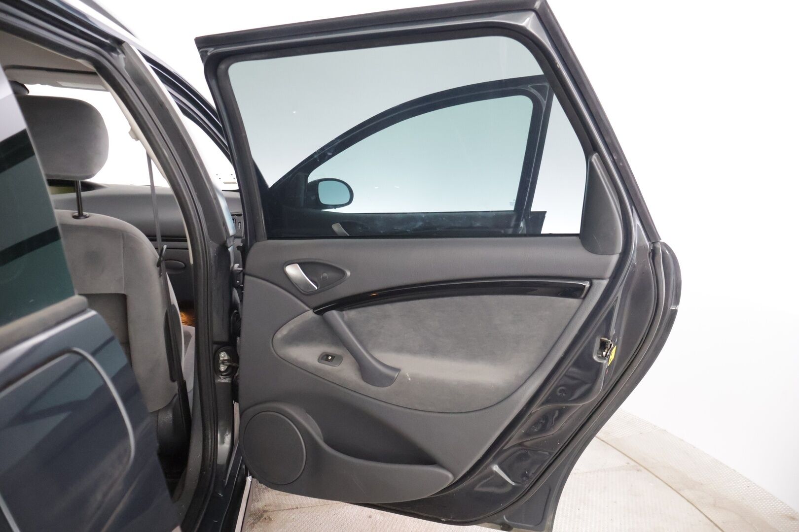 Citroen C5 2007 5D BREAK 2.0I AUTOMATIC YritysOutlet - Myydään vain yrityksille * Sähkösäätöinen penkki / Lohko + sisä / Säädettävä jousitus / Vakkari / Vetokoukku * - Tämä auto myydään YritysOutlet -valikoimasta vain yritykselle / Suomi-auto / Kahdet renkaat alumiinivanteilla!