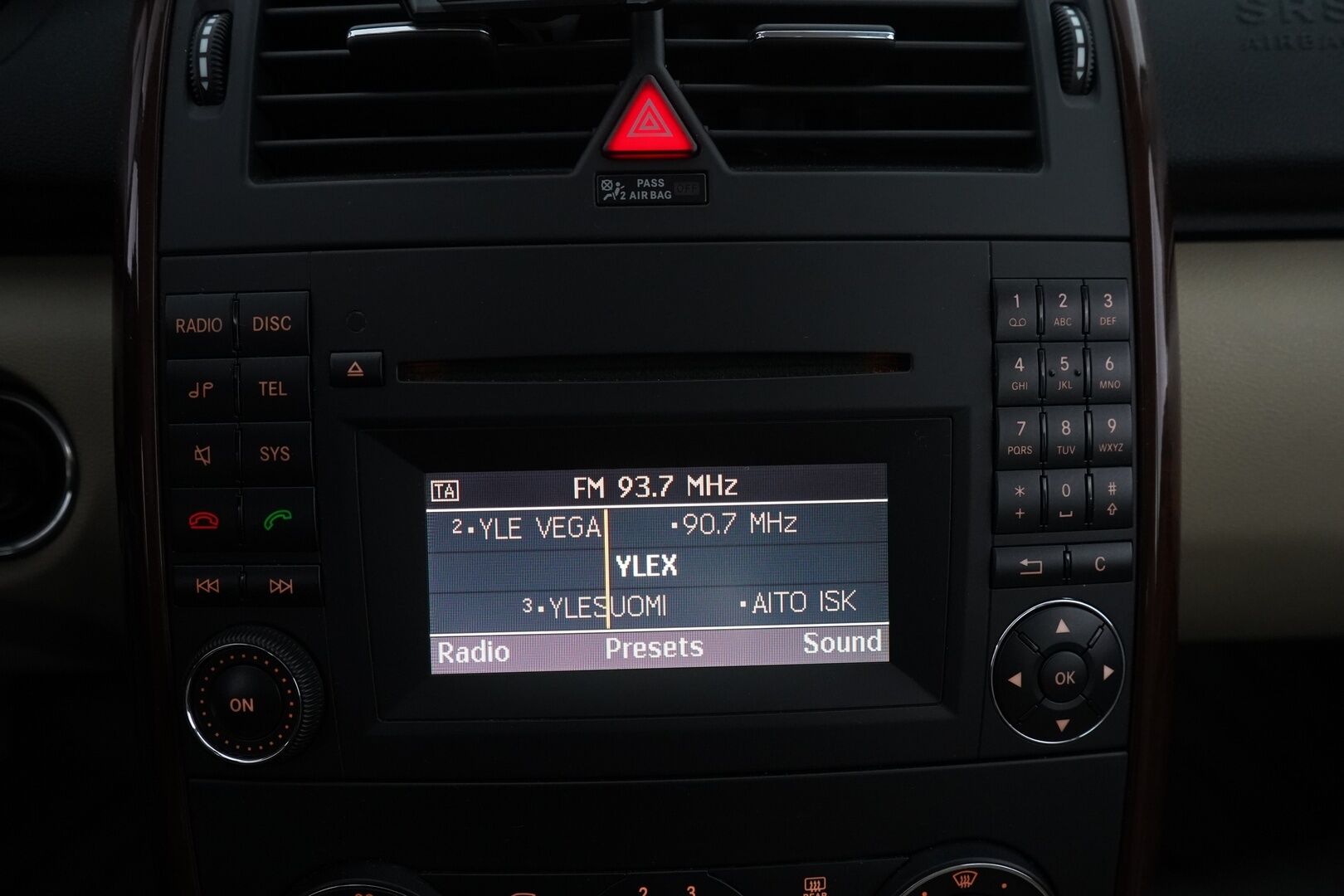 Mercedes-Benz A 2009 170 5D A   *Suomi-Auto* / Vakkari / Tutkat / Puolinahkapenkit / Bluetooth / - Todella upea mersu! 