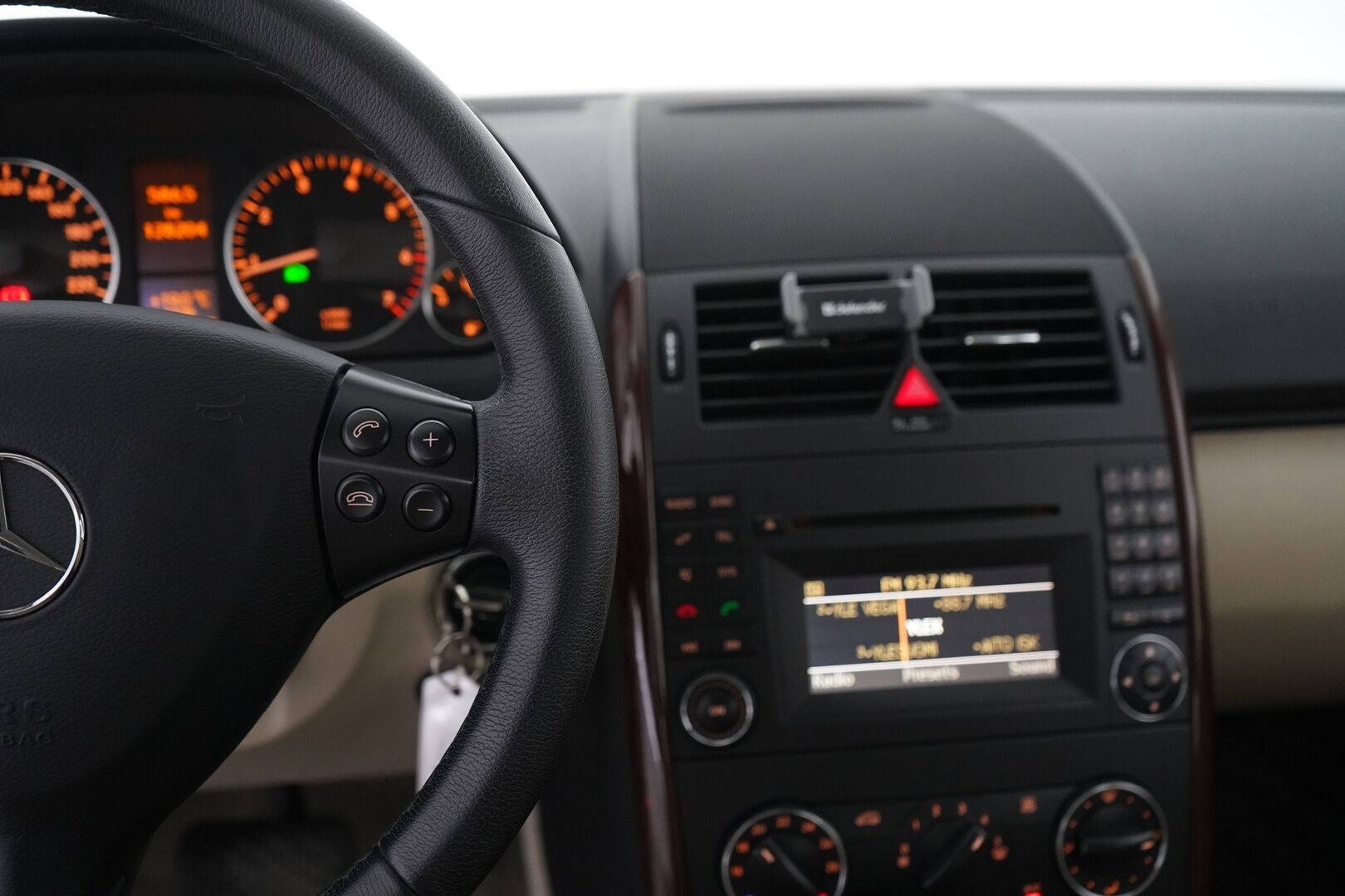 Mercedes-Benz A 2009 170 5D A   *Suomi-Auto* / Vakkari / Tutkat / Puolinahkapenkit / Bluetooth / - Todella upea mersu! 