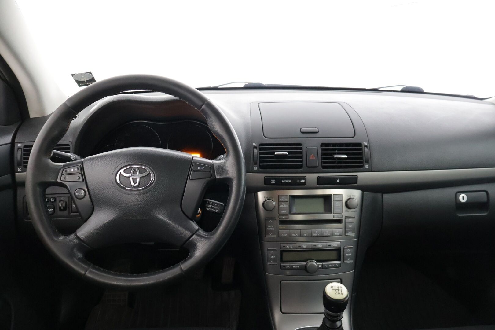 Toyota Avensis 2007 2,2 D-4D 150 Clean Power Linea Sol Elegant Wagon ** Myydään huutokaupat.com / Lohkolämmitin / Vakkari / 2x renkaat **