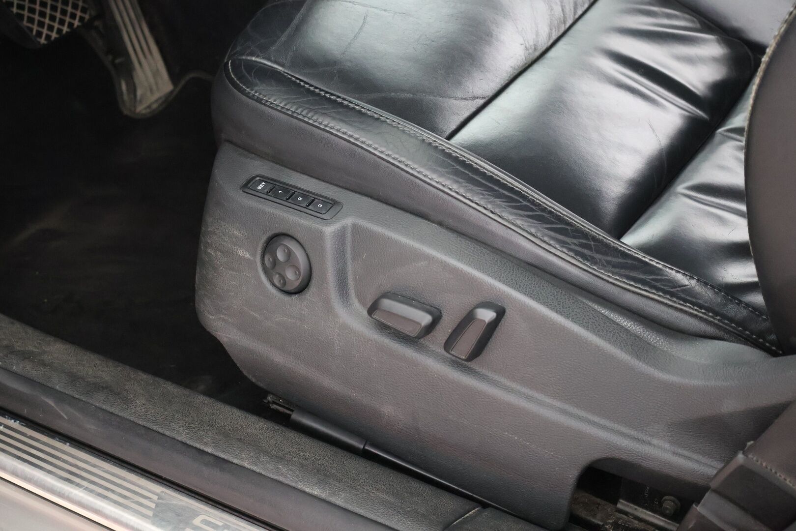 Skoda Superb 2011 Combi 2,0 TDI CR 170 Elegance DSG Autom. |  - YritysOutlet - Myydään vain yrityksille | - | Koukku | Lohko | Muistipenkki | Nahkasisusta | Myydään vain yrityksille | 