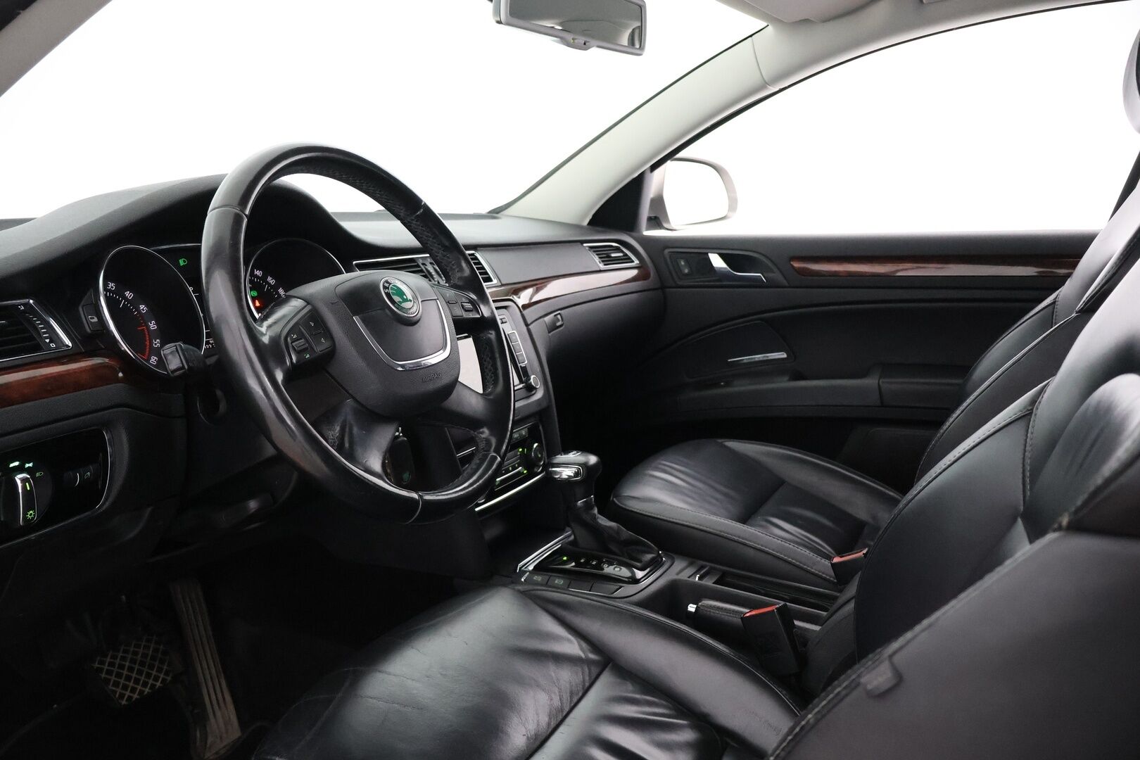 Skoda Superb 2011 Combi 2,0 TDI CR 170 Elegance DSG Autom. |  - YritysOutlet - Myydään vain yrityksille | - | Koukku | Lohko | Muistipenkki | Nahkasisusta | Myydään vain yrityksille | 
