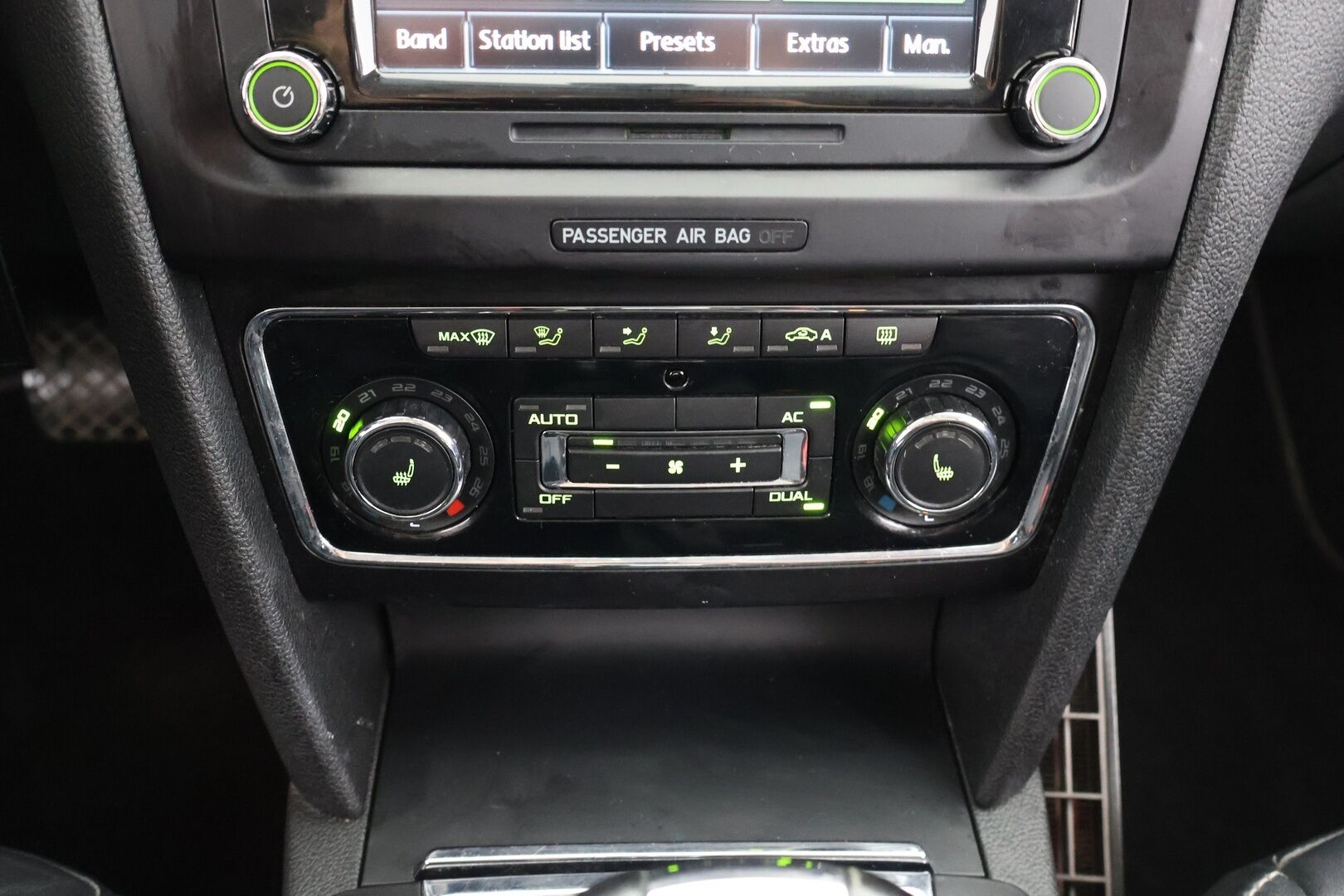 Skoda Superb 2011 Combi 2,0 TDI CR 170 Elegance DSG Autom. |  - YritysOutlet - Myydään vain yrityksille | - | Koukku | Lohko | Muistipenkki | Nahkasisusta | Myydään vain yrityksille | 