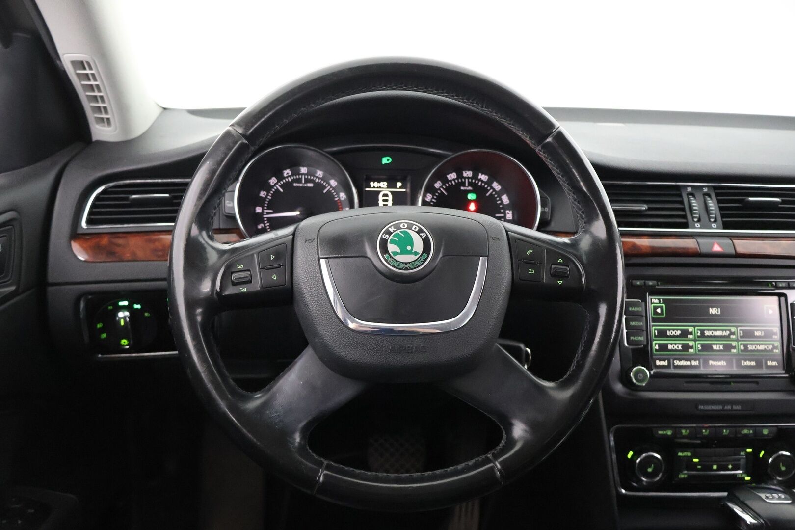 Skoda Superb 2011 Combi 2,0 TDI CR 170 Elegance DSG Autom. |  - YritysOutlet - Myydään vain yrityksille | - | Koukku | Lohko | Muistipenkki | Nahkasisusta | Myydään vain yrityksille | 