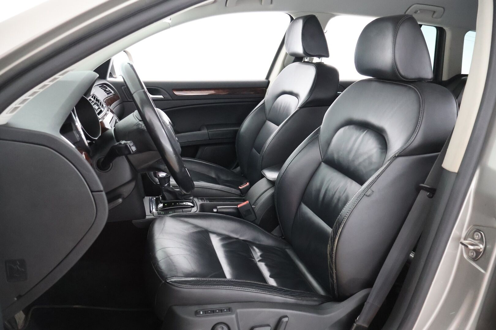 Skoda Superb 2011 Combi 2,0 TDI CR 170 Elegance DSG Autom. |  - YritysOutlet - Myydään vain yrityksille | - | Koukku | Lohko | Muistipenkki | Nahkasisusta | Myydään vain yrityksille | 