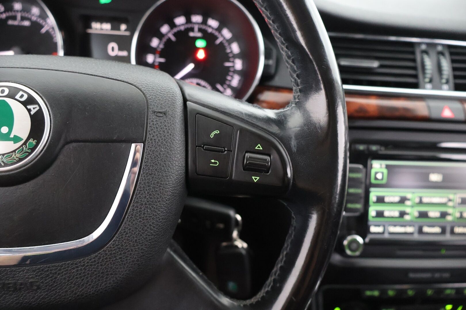 Skoda Superb 2011 Combi 2,0 TDI CR 170 Elegance DSG Autom. |  - YritysOutlet - Myydään vain yrityksille | - | Koukku | Lohko | Muistipenkki | Nahkasisusta | Myydään vain yrityksille | 