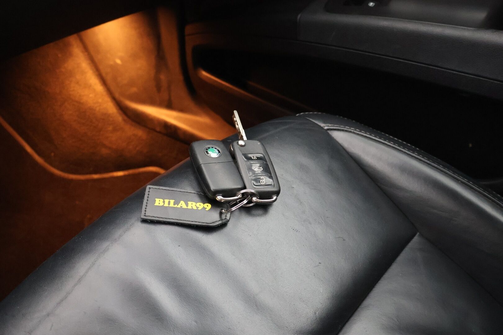 Skoda Superb 2011 Combi 2,0 TDI CR 170 Elegance DSG Autom. |  - YritysOutlet - Myydään vain yrityksille | - | Koukku | Lohko | Muistipenkki | Nahkasisusta | Myydään vain yrityksille | 