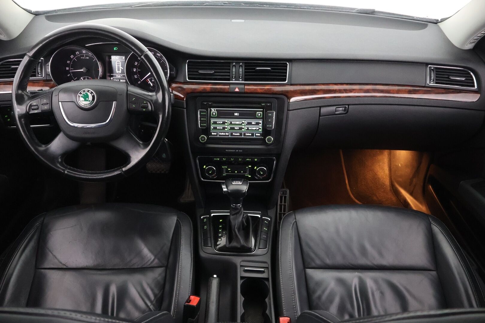Skoda Superb 2011 Combi 2,0 TDI CR 170 Elegance DSG Autom. |  - YritysOutlet - Myydään vain yrityksille | - | Koukku | Lohko | Muistipenkki | Nahkasisusta | Myydään vain yrityksille | 