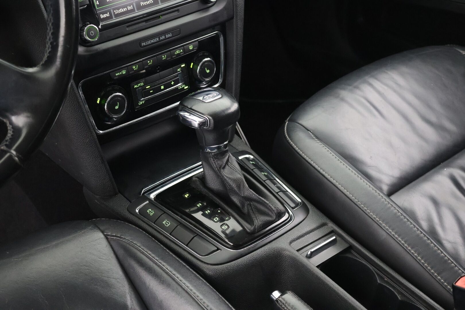 Skoda Superb 2011 Combi 2,0 TDI CR 170 Elegance DSG Autom. |  - YritysOutlet - Myydään vain yrityksille | - | Koukku | Lohko | Muistipenkki | Nahkasisusta | Myydään vain yrityksille | 
