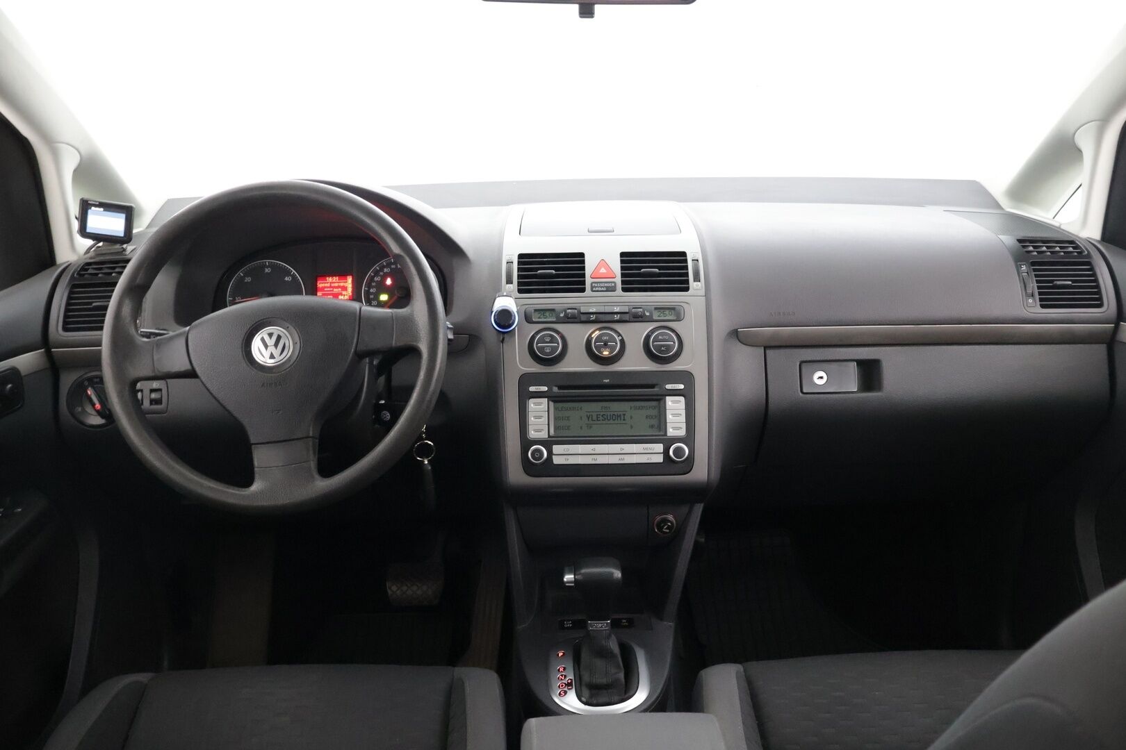 Volkswagen Touran 2008 Touran Conceptline 1,9 TDI 77 kW * YritysOutlet - Myydään vain yrityksille / Vakkari / P.tutkat / Vetokoukku / Lohkolämmitin * - * Tämä auto myydään YritysOutlet -valikoimasta vain yritykselle / Kahdet renkaat omilla alumiinivanteilla! *