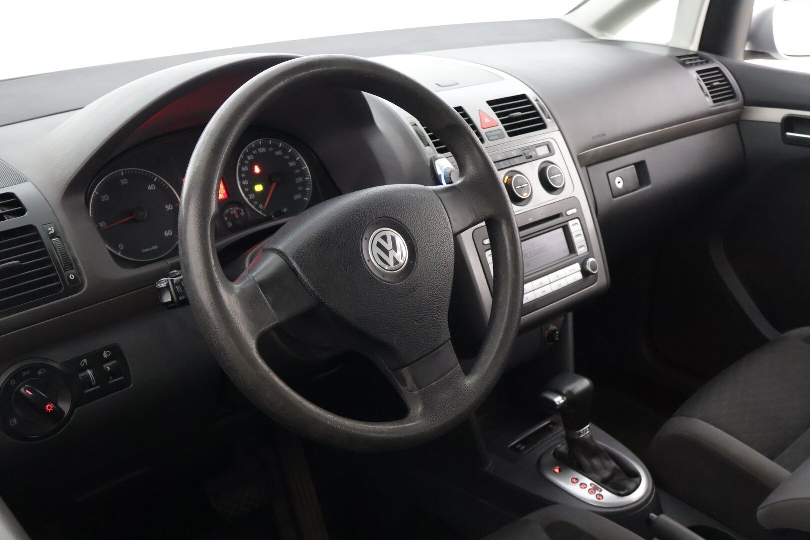 Volkswagen Touran 2008 Touran Conceptline 1,9 TDI 77 kW * YritysOutlet - Myydään vain yrityksille / Vakkari / P.tutkat / Vetokoukku / Lohkolämmitin * - * Tämä auto myydään YritysOutlet -valikoimasta vain yritykselle / Kahdet renkaat omilla alumiinivanteilla! *