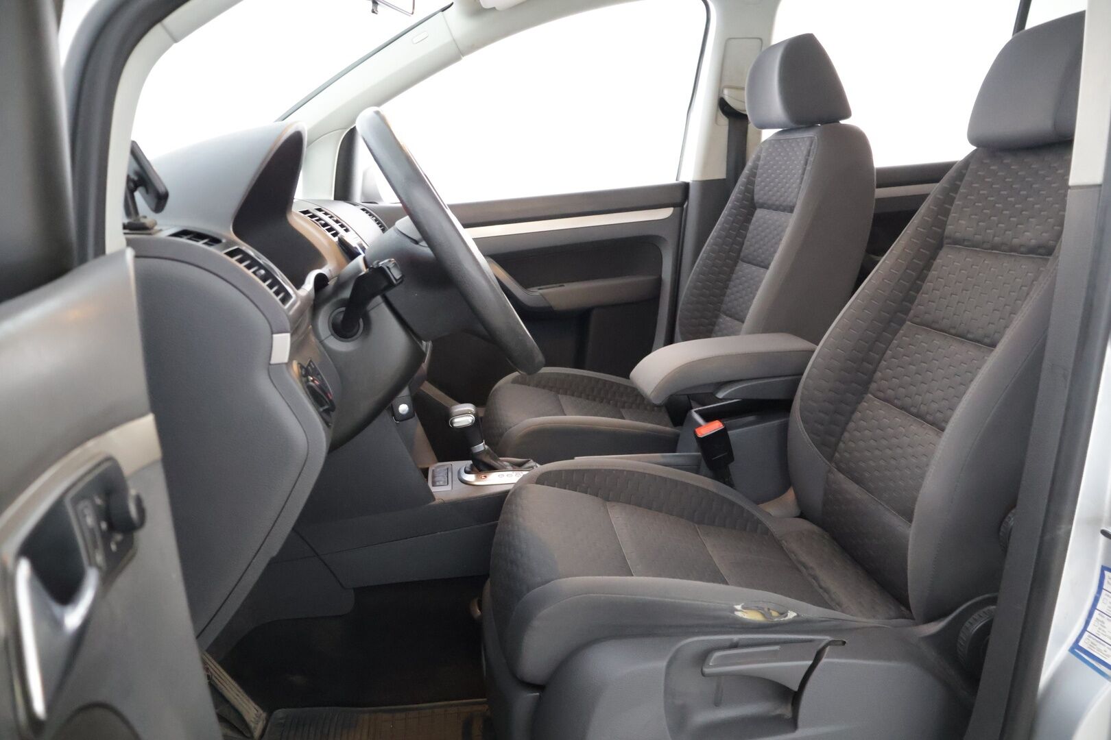 Volkswagen Touran 2008 Touran Conceptline 1,9 TDI 77 kW * YritysOutlet - Myydään vain yrityksille / Vakkari / P.tutkat / Vetokoukku / Lohkolämmitin * - * Tämä auto myydään YritysOutlet -valikoimasta vain yritykselle / Kahdet renkaat omilla alumiinivanteilla! *
