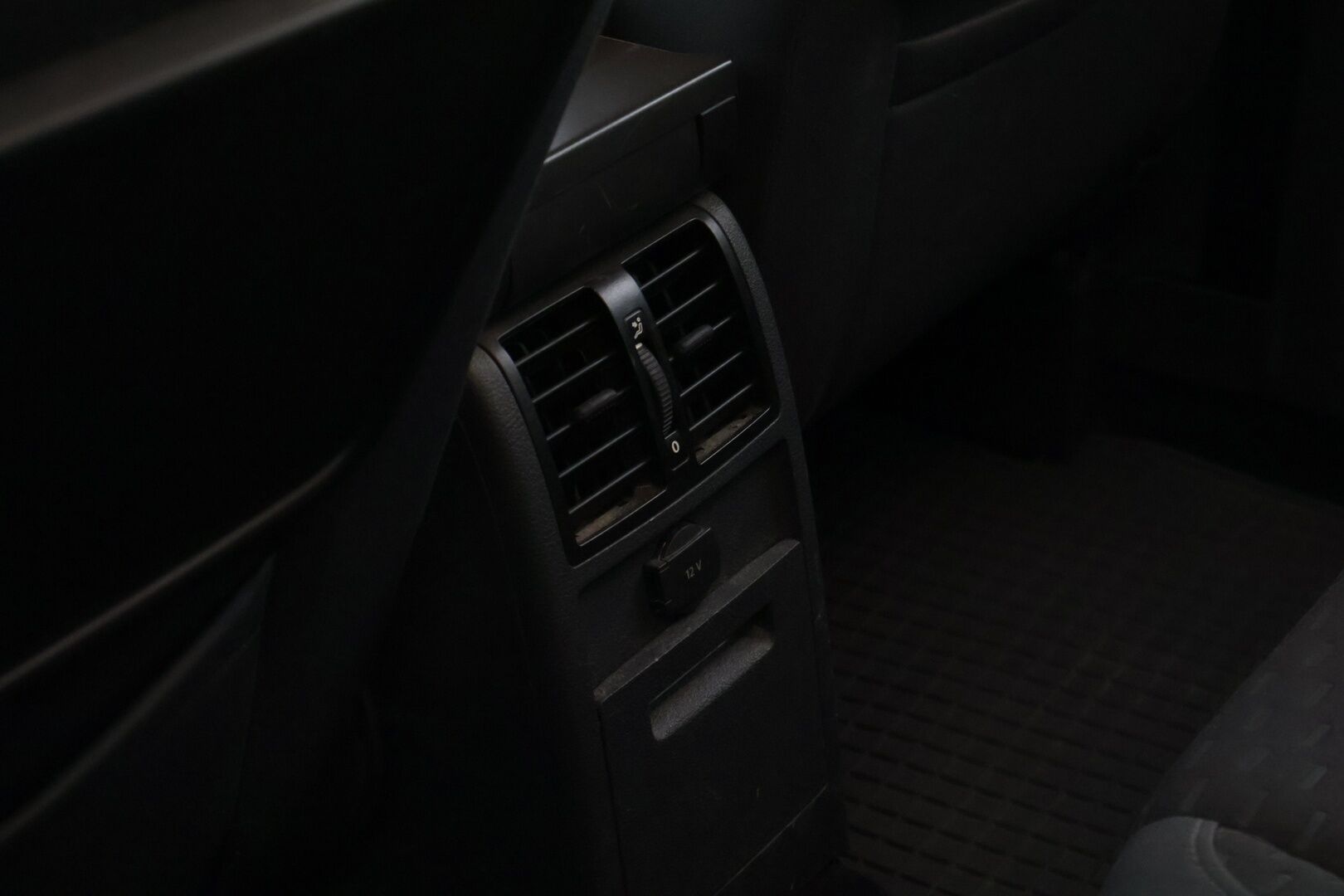 Volkswagen Touran 2008 Touran Conceptline 1,9 TDI 77 kW * YritysOutlet - Myydään vain yrityksille / Vakkari / P.tutkat / Vetokoukku / Lohkolämmitin * - * Tämä auto myydään YritysOutlet -valikoimasta vain yritykselle / Kahdet renkaat omilla alumiinivanteilla! *
