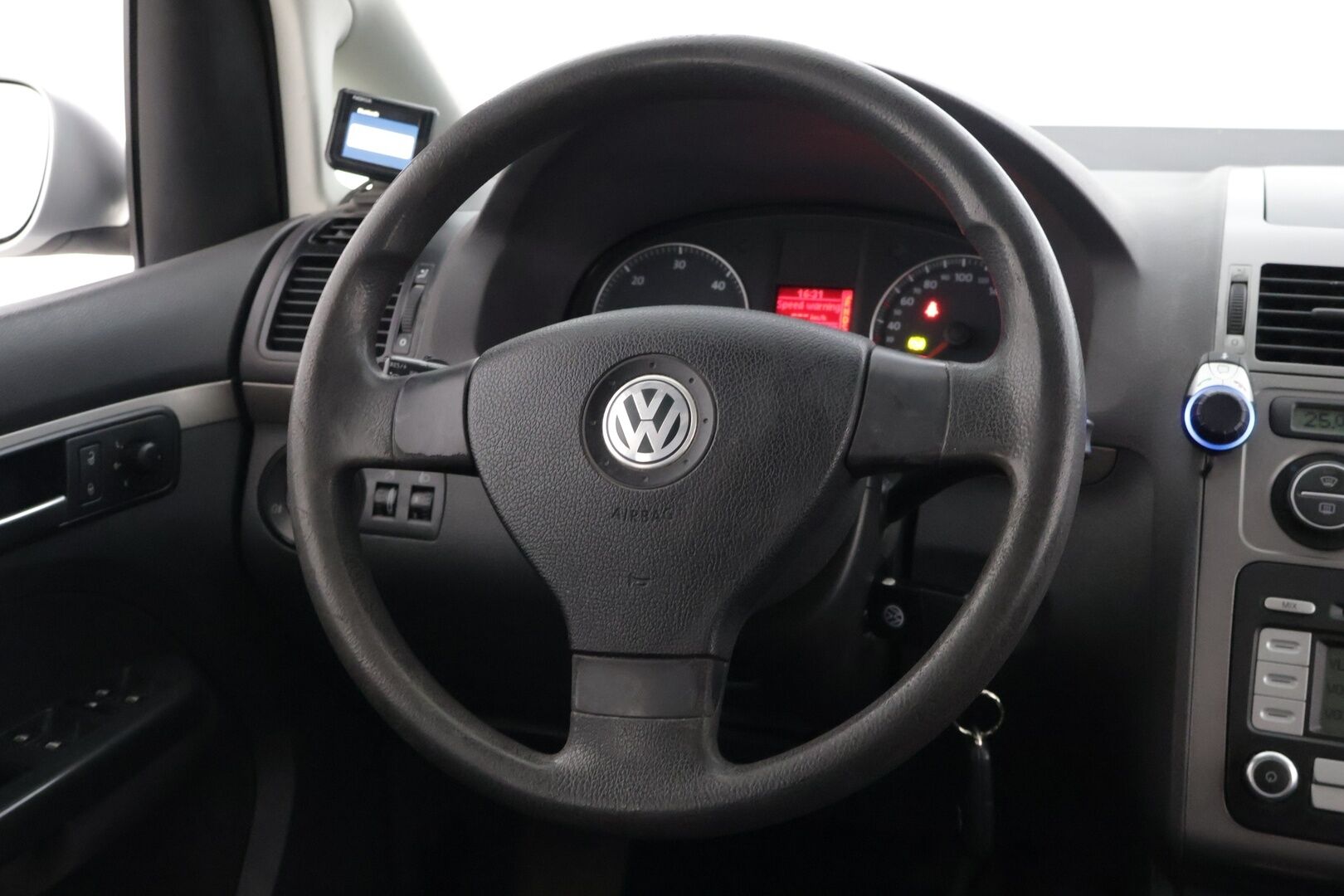 Volkswagen Touran 2008 Touran Conceptline 1,9 TDI 77 kW * YritysOutlet - Myydään vain yrityksille / Vakkari / P.tutkat / Vetokoukku / Lohkolämmitin * - * Tämä auto myydään YritysOutlet -valikoimasta vain yritykselle / Kahdet renkaat omilla alumiinivanteilla! *