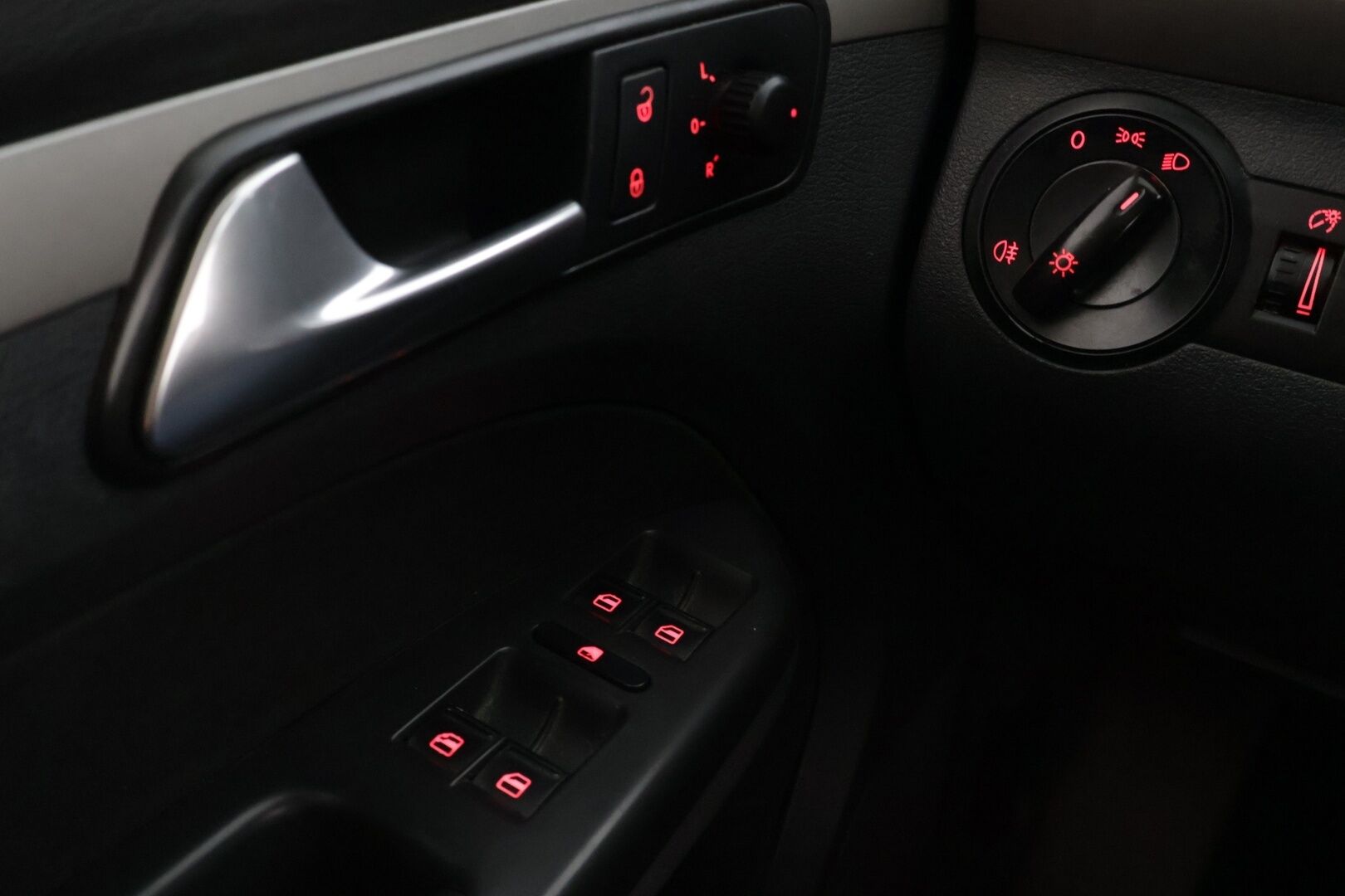 Volkswagen Touran 2008 Touran Conceptline 1,9 TDI 77 kW * YritysOutlet - Myydään vain yrityksille / Vakkari / P.tutkat / Vetokoukku / Lohkolämmitin * - * Tämä auto myydään YritysOutlet -valikoimasta vain yritykselle / Kahdet renkaat omilla alumiinivanteilla! *
