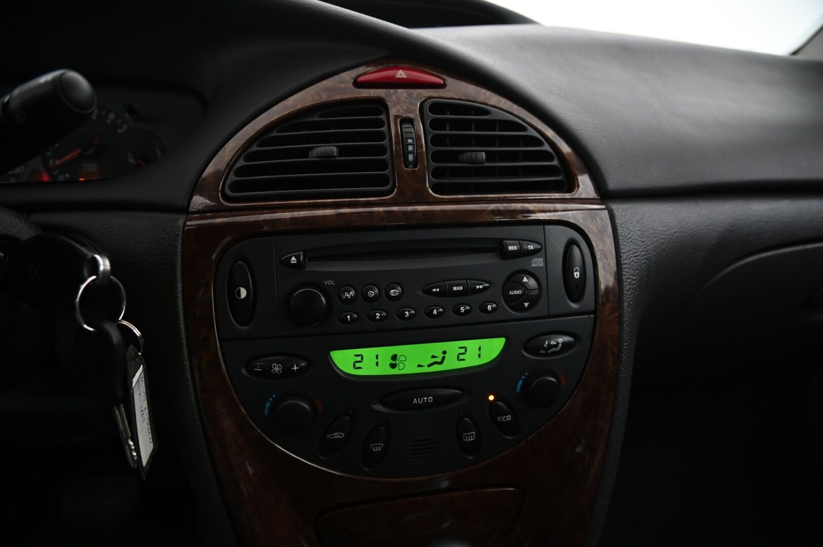 Citroen C5 2004 *Myydään Huutokaupat.com* - *Ilmastointi / Koukku / 2x Vanteet ja renkaat*