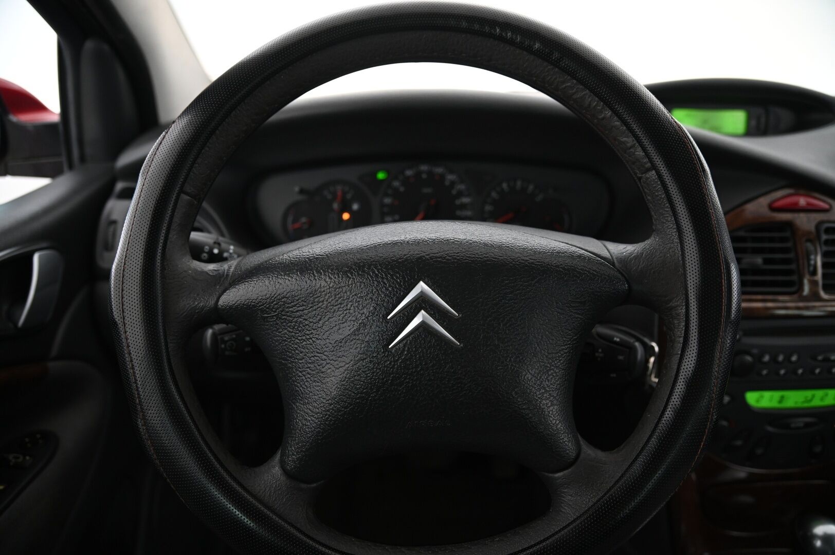 Citroen C5 2004 *Myydään Huutokaupat.com* - *Ilmastointi / Koukku / 2x Vanteet ja renkaat*
