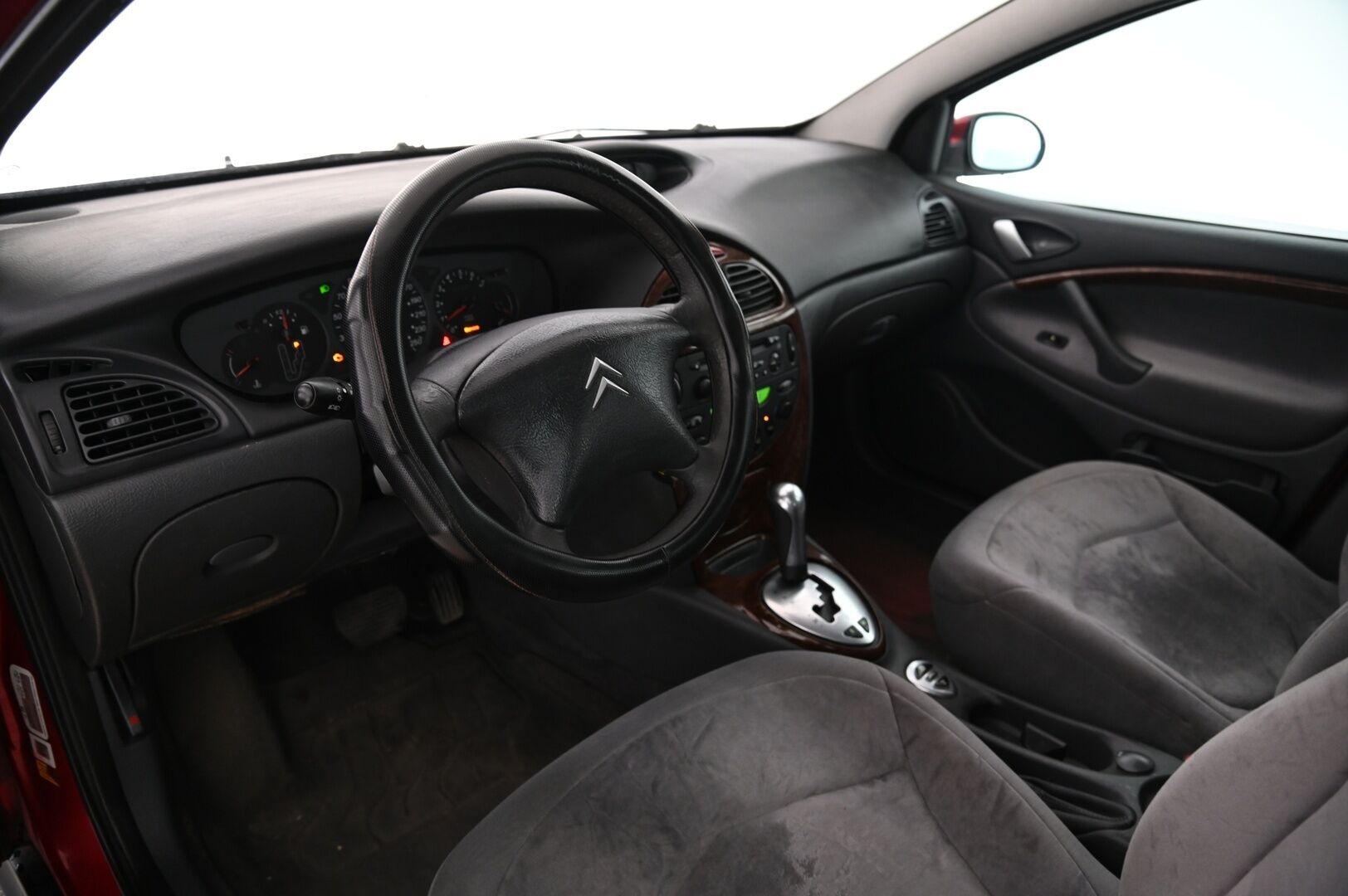 Citroen C5 2004 *Myydään Huutokaupat.com* - *Ilmastointi / Koukku / 2x Vanteet ja renkaat*