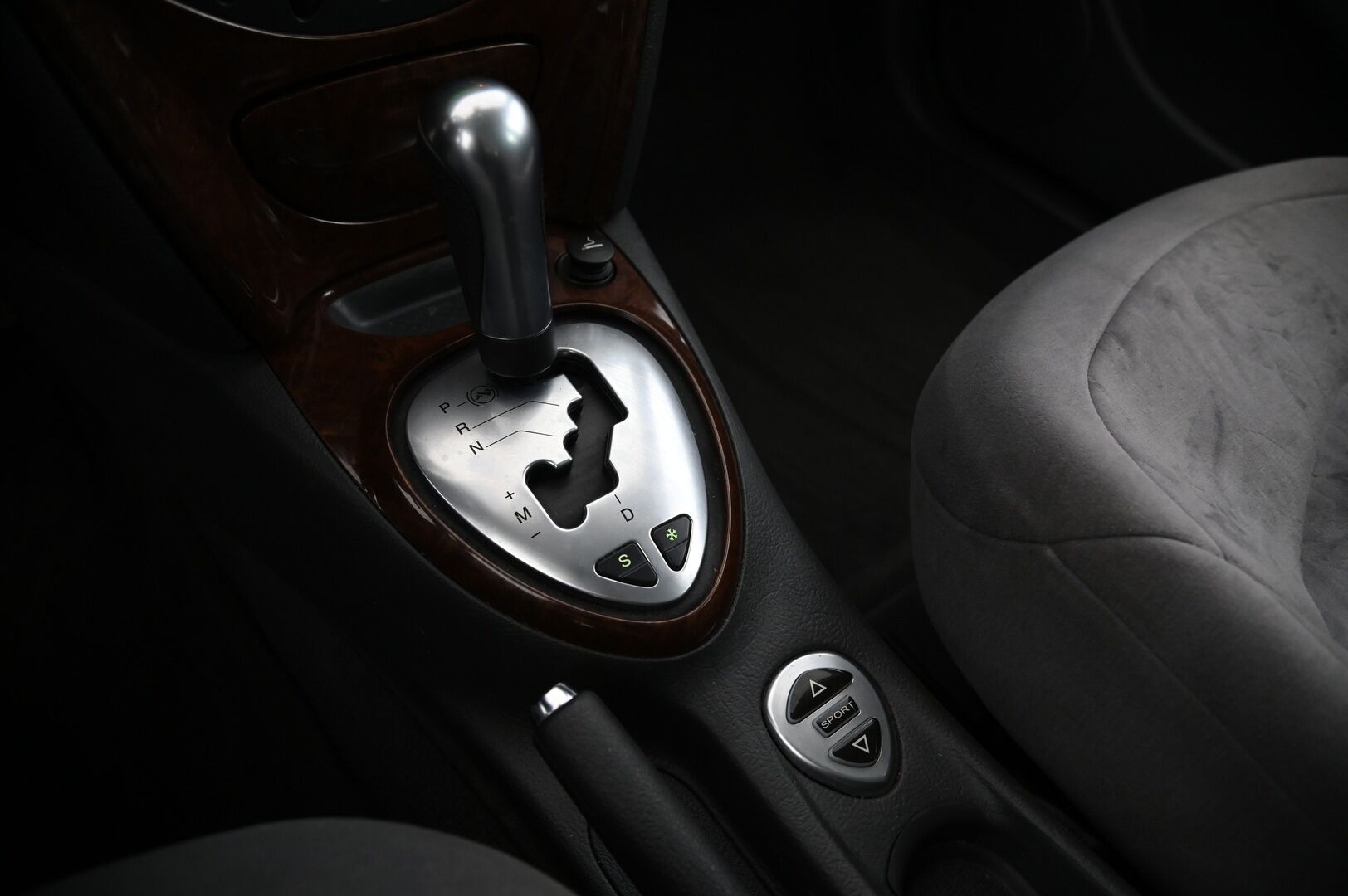 Citroen C5 2004 *Myydään Huutokaupat.com* - *Ilmastointi / Koukku / 2x Vanteet ja renkaat*