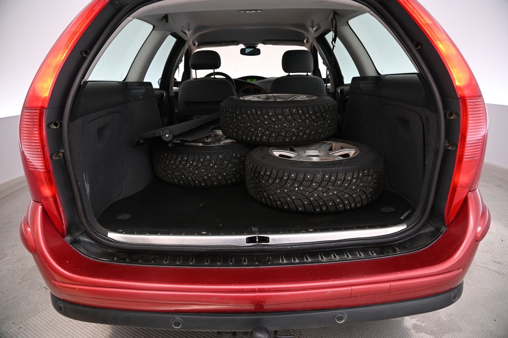 Citroen C5 2004 *Myydään Huutokaupat.com* - *Ilmastointi / Koukku / 2x Vanteet ja renkaat*