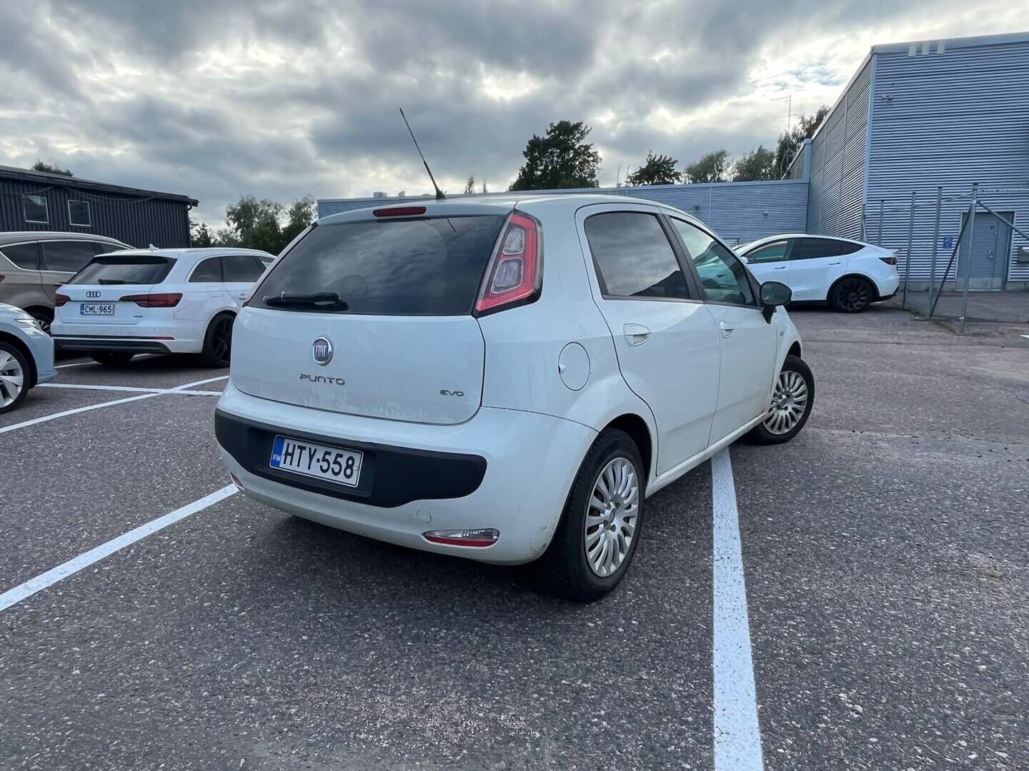 Fiat Punto Evo 2011 Torino 1,4 8v 77hv S&S 5D Bensiini | YritysOutlet - Myynnissä vain yrityksille! | - YritysOutlet - Myynnissä vain yrityksille! | Lohkolämmitin sisätilanlämmittimellä! | Penkinlämmittimet | Ilmastointi! | 