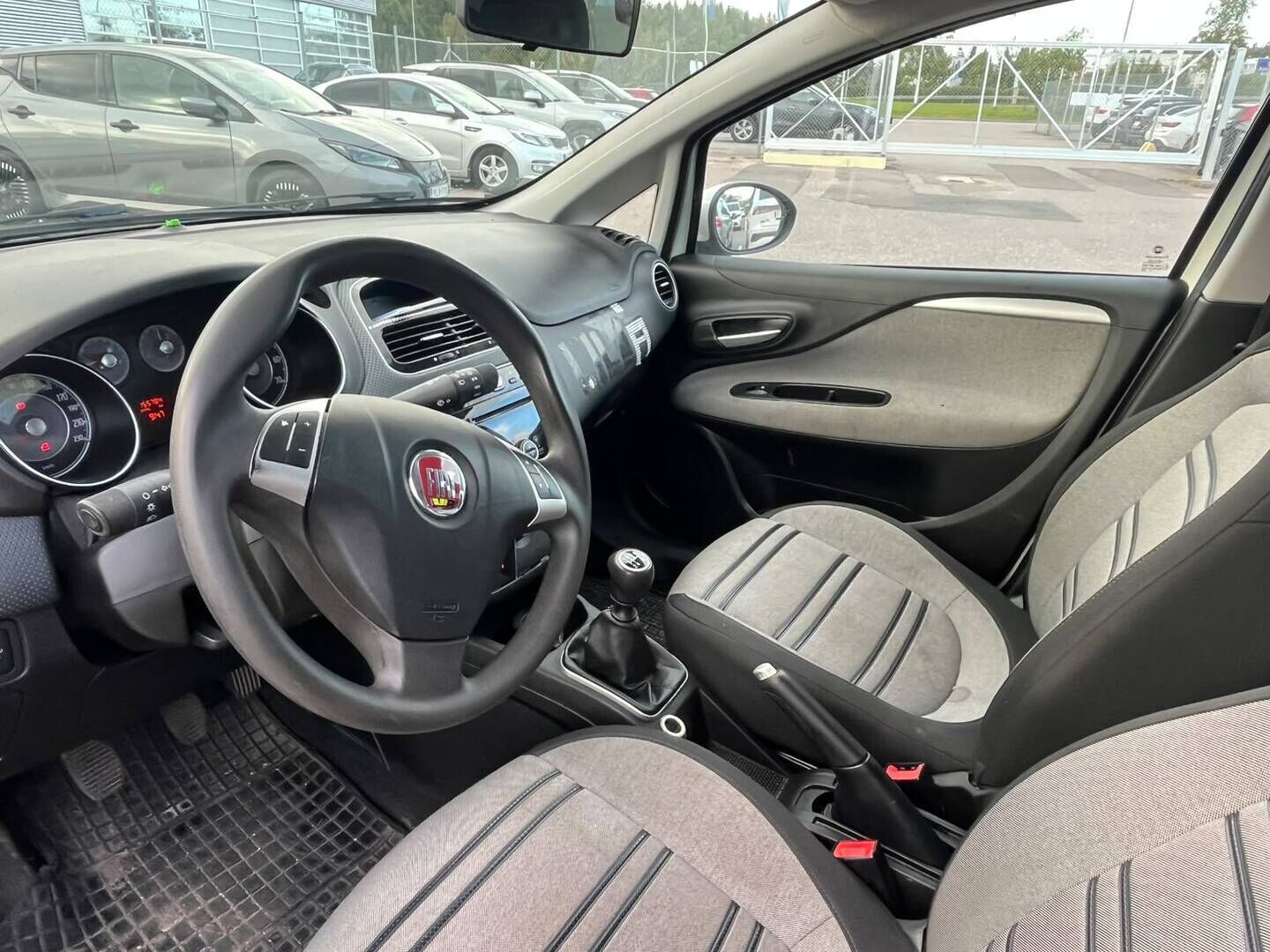 Fiat Punto Evo 2011 Torino 1,4 8v 77hv S&S 5D Bensiini | YritysOutlet - Myynnissä vain yrityksille! | - YritysOutlet - Myynnissä vain yrityksille! | Lohkolämmitin sisätilanlämmittimellä! | Penkinlämmittimet | Ilmastointi! | 
